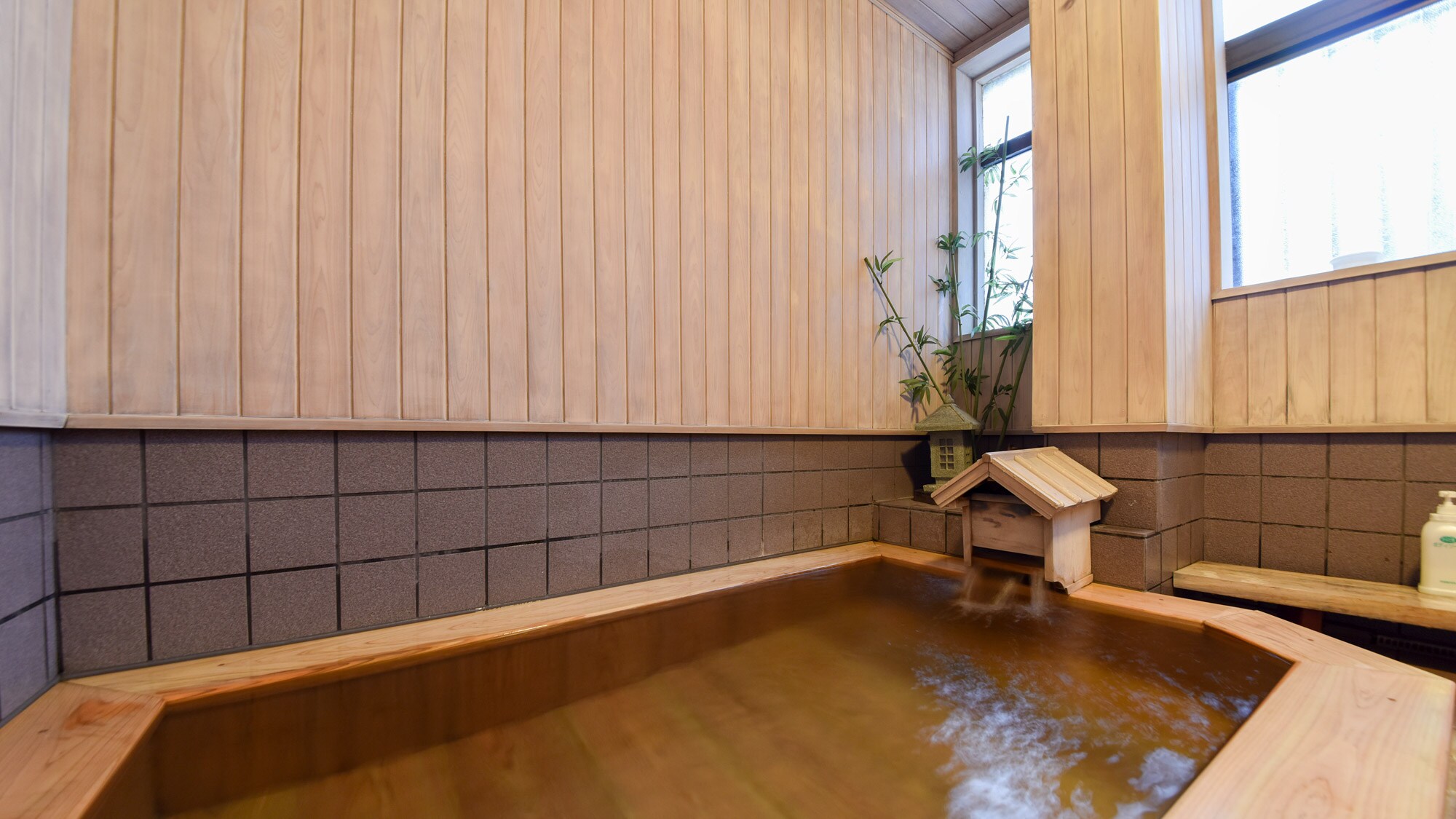 *Women's bath/The water at Hinagu Onsen is soft and known to be good for your beauty.