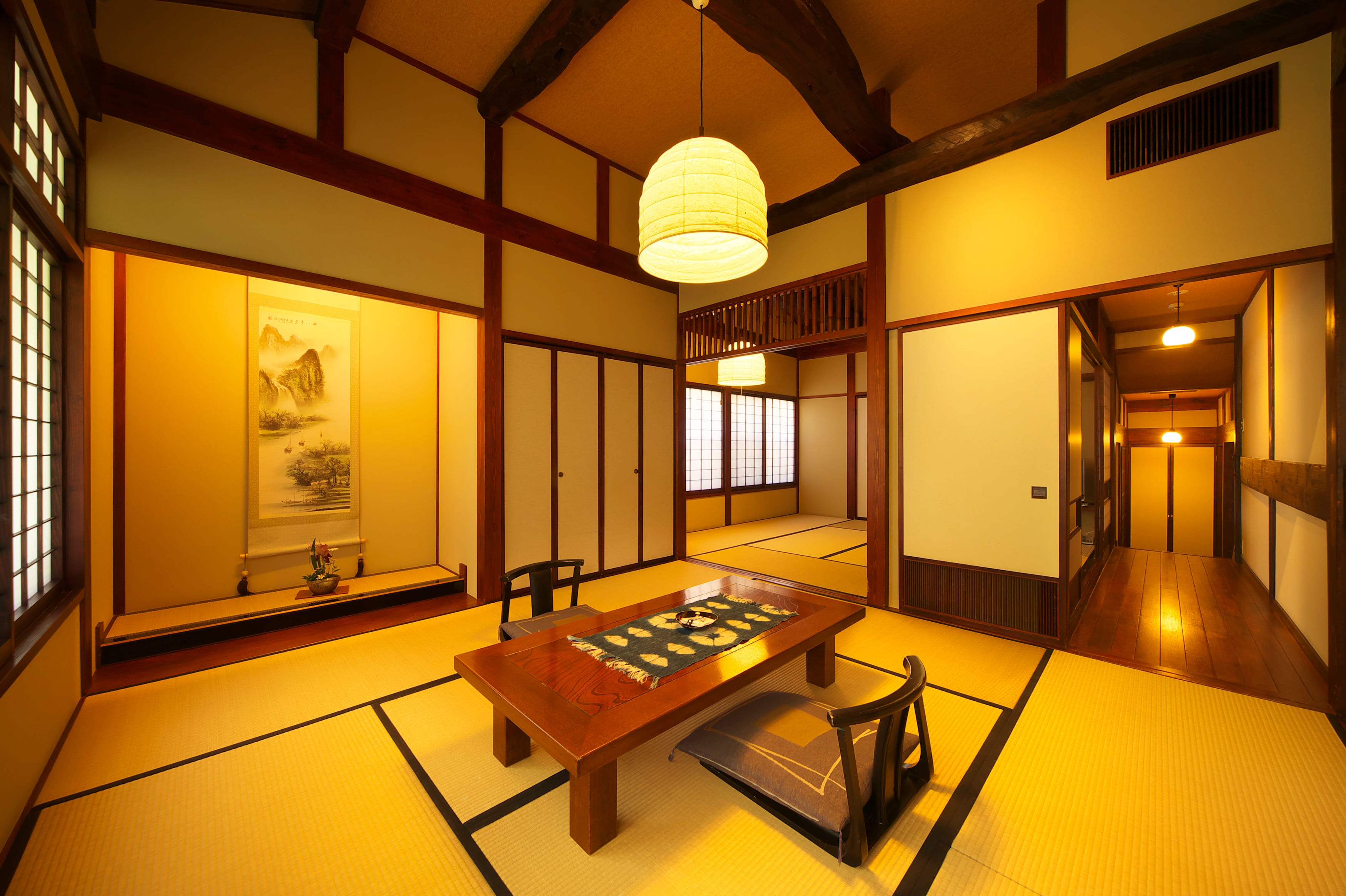 Hai phòng theo phong cách Nhật Bản (8 chiếu tatami x 8 chiếu tatami) và một lò sưởi