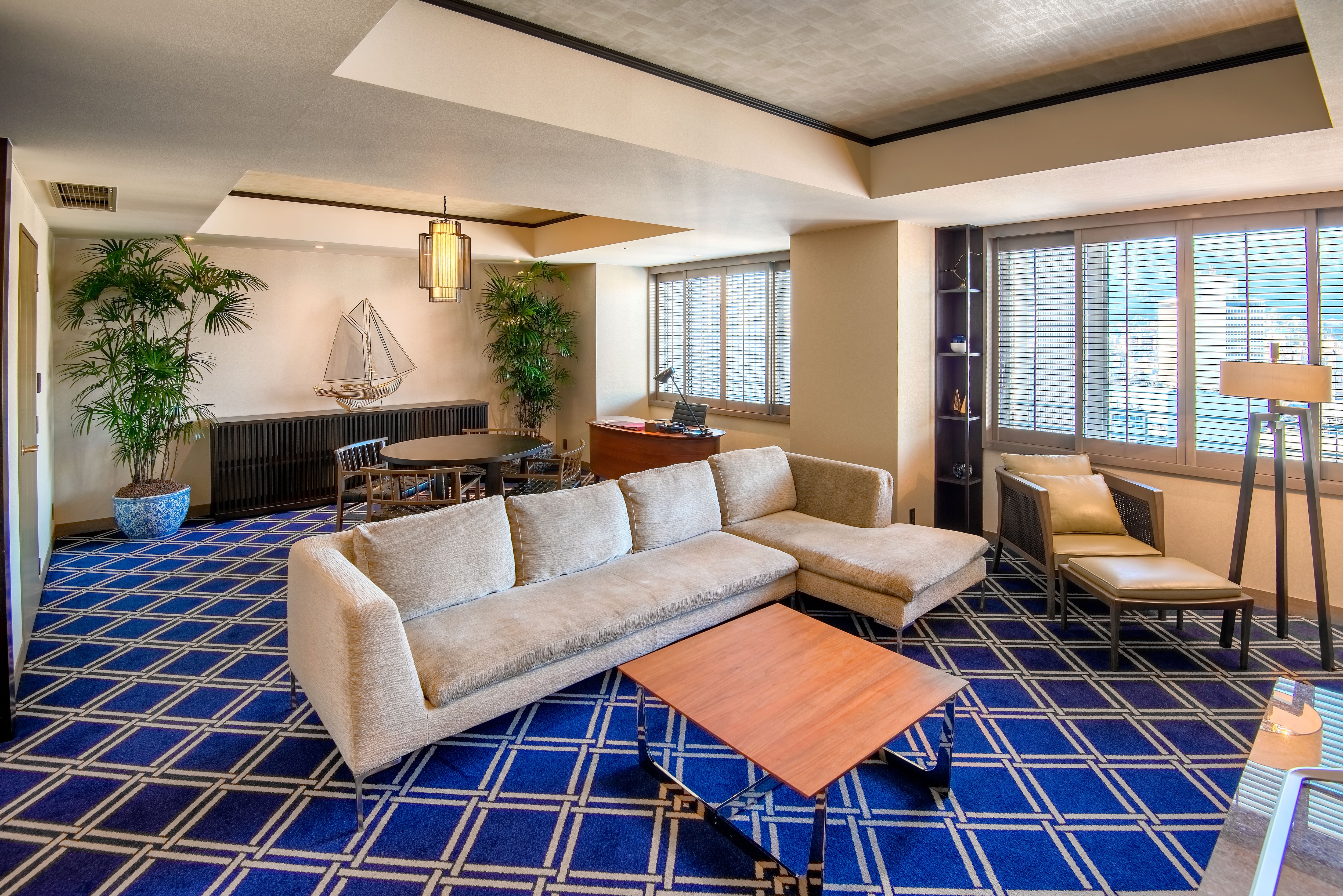 Suite King/High Floor/Free Minibar (Living Room)