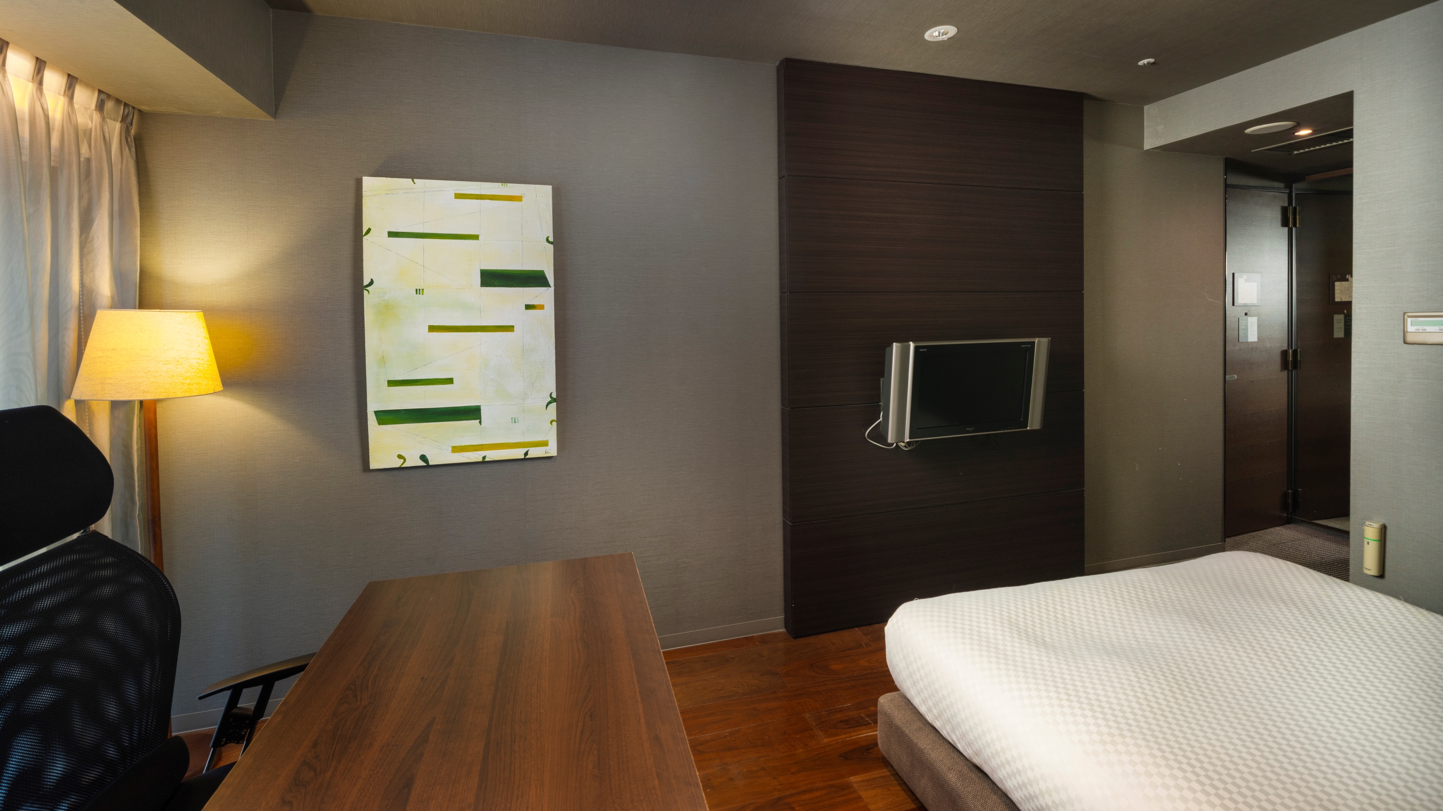Queen room