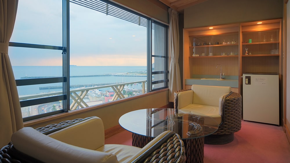 Nikmati liburan yang santai dan tenang dengan pemandangan Teluk Atami dari jendela.