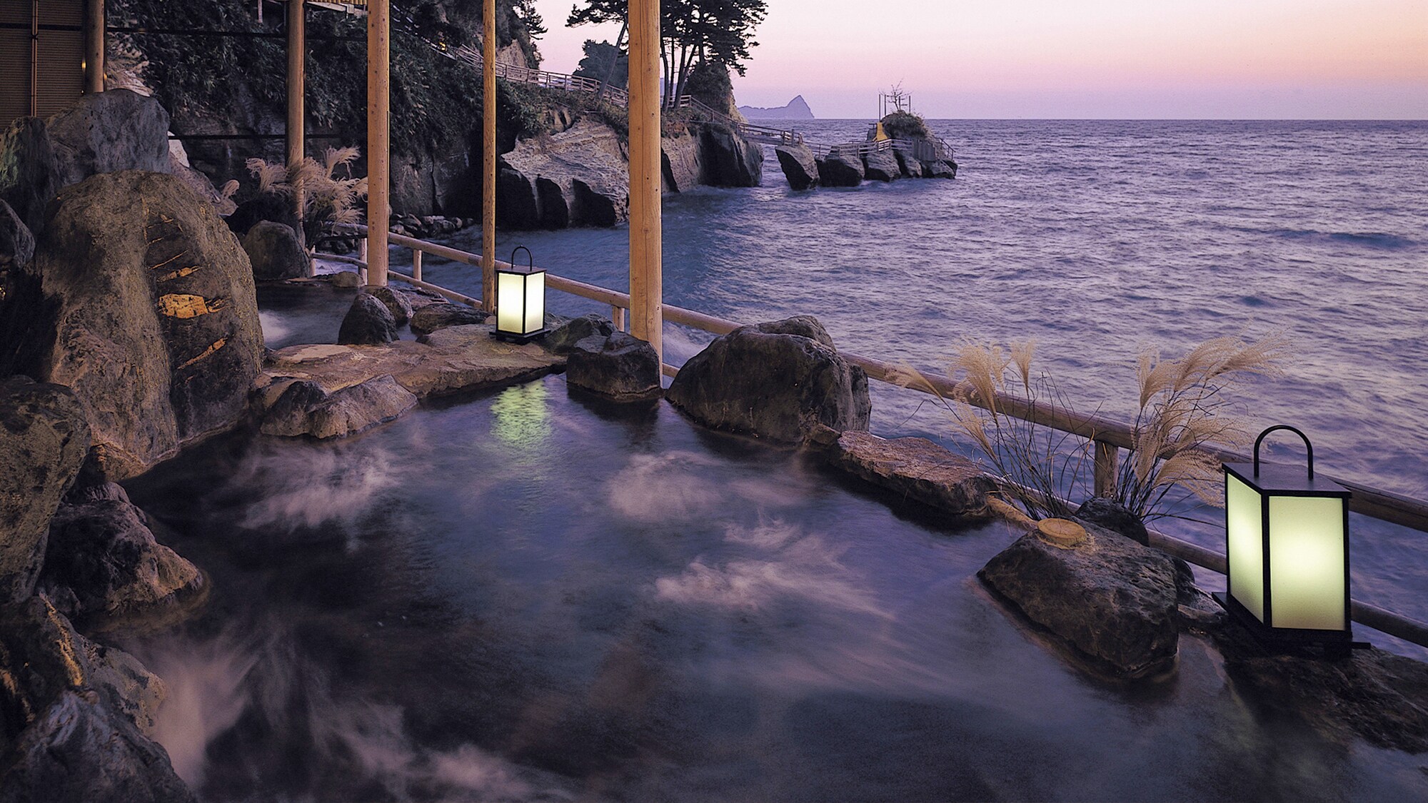 ■A hot spring that truly lives up to its name of being a hidden seaside bath [Open-air bath on the shore (for women only) "Ama"]