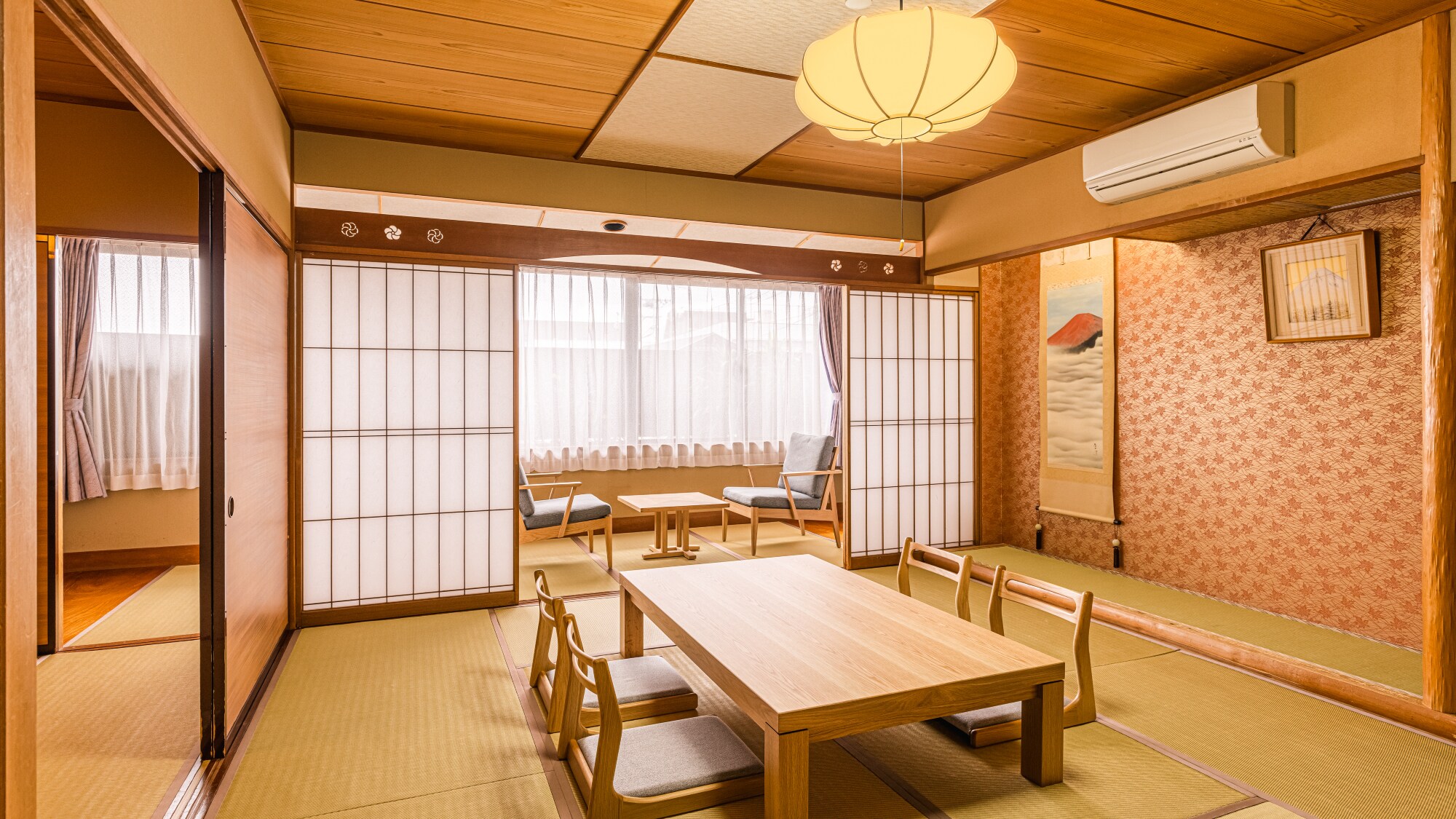 Japanese-style room with adjacent bay / Spacious 65m2 room recommended for families and groups