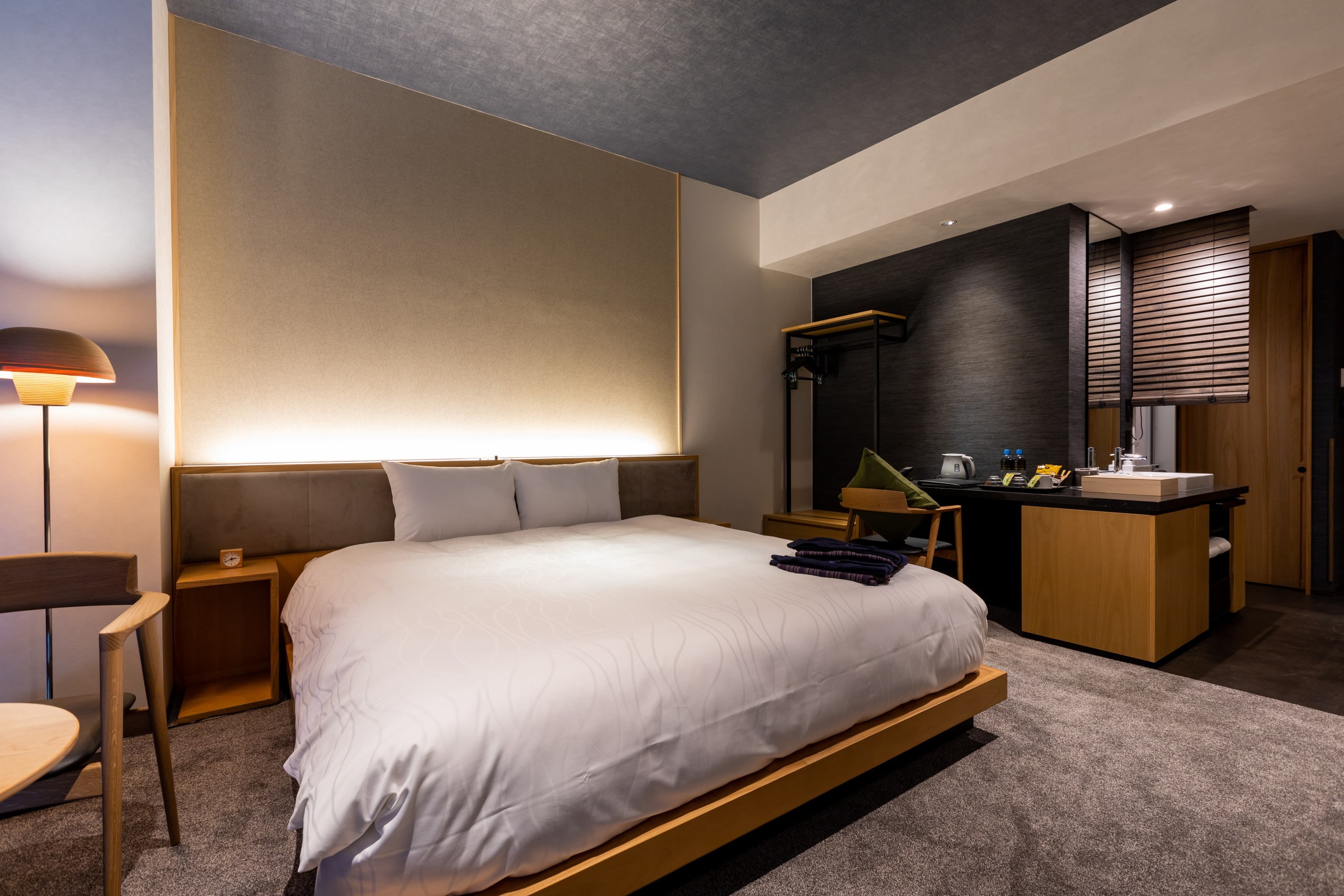 [Sky King] You can relax on a spacious king size bed (180 cm wide).