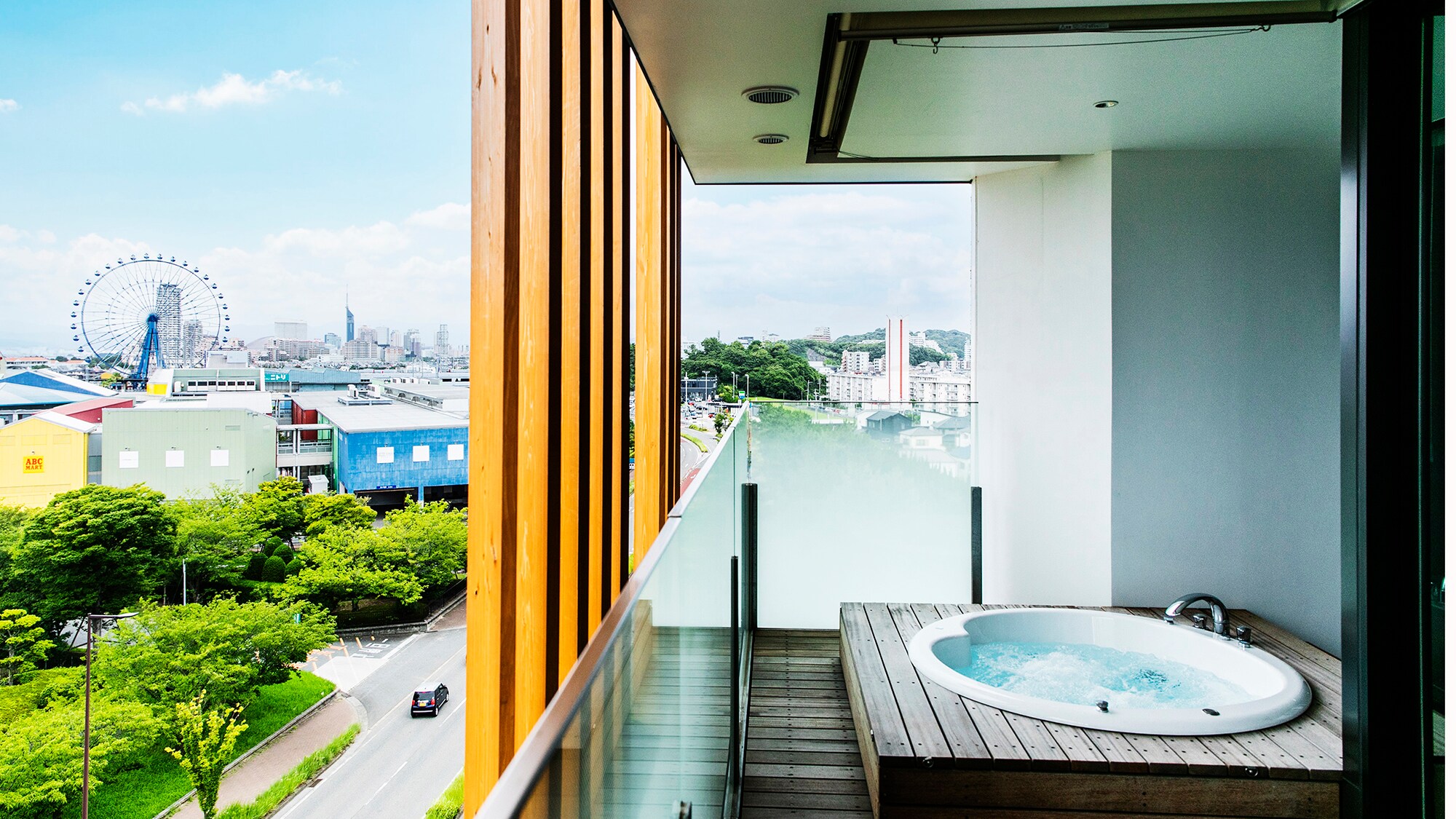 [High Floor Grand Suite] [Bathroom] If the weather is good, you can even see Fukuoka Tower.