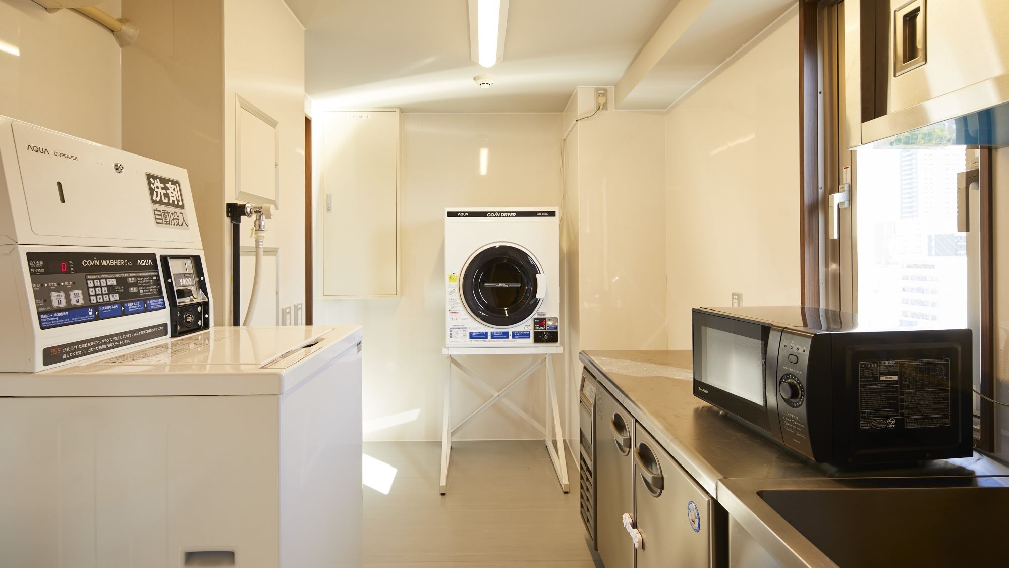 Coin laundry available in the building (1 washing machine, 1 dryer)