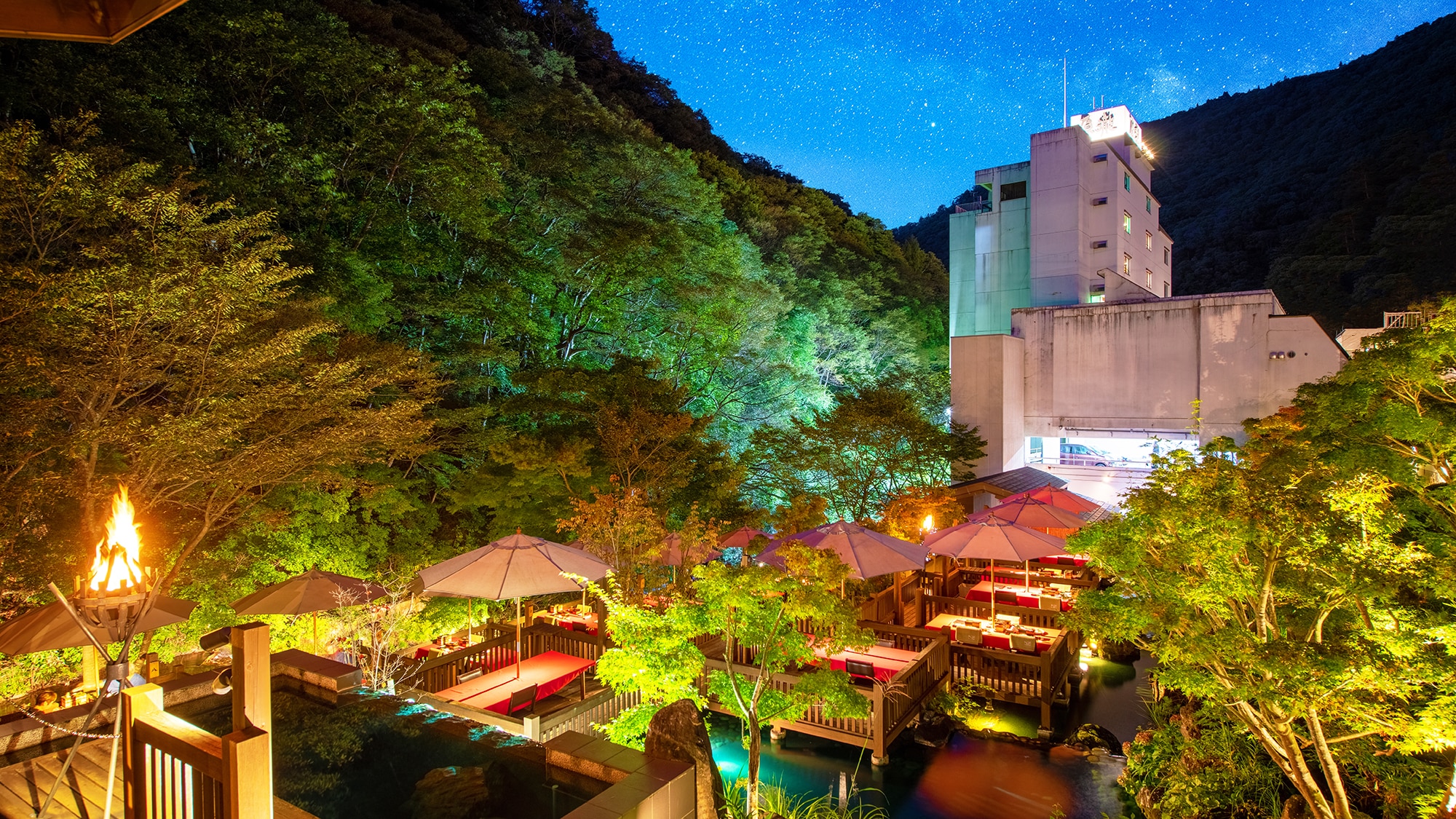 ■ Riverbed and exterior ■ The hotel stands alongside a lush mountain stream. Please enjoy the hot springs flowing from the source and the delicious food of Aizu to your heart's content.