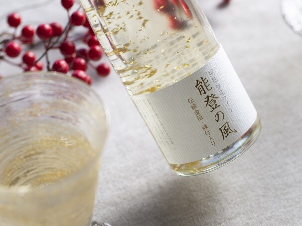 Enjoy Noto wine with gold leaf while watching the fireworks