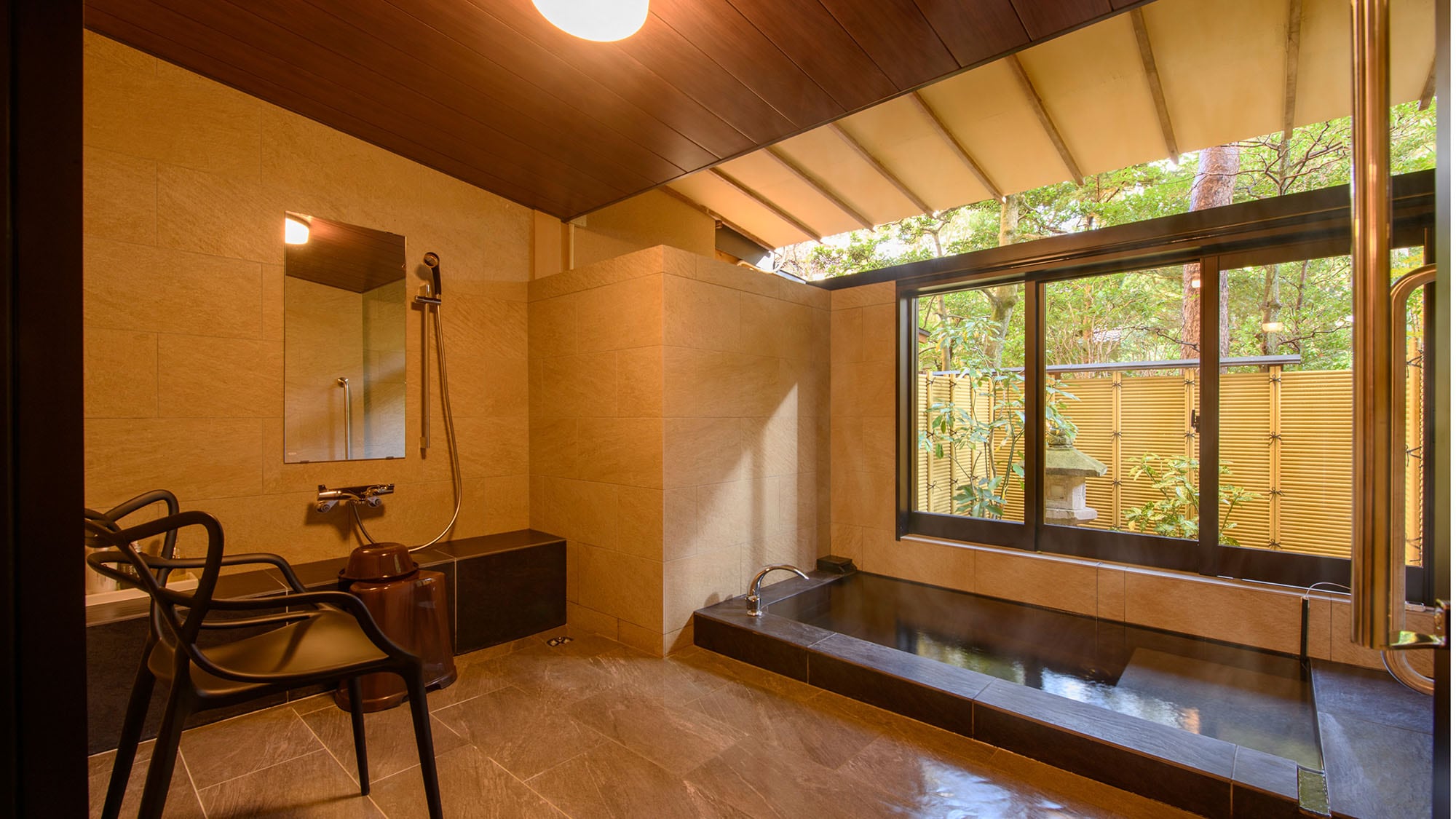 [Horai Room: Premium Japanese-style room with two rooms] Open the window and enjoy the refreshing breeze in the semi-open-air bath.