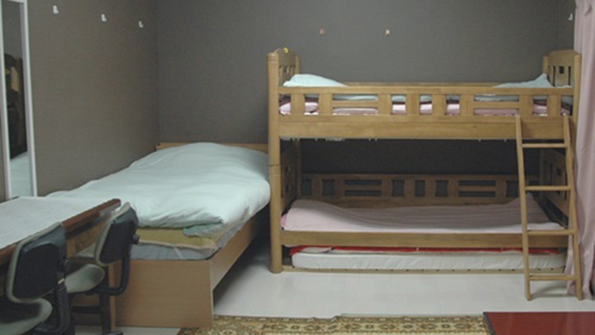 ・ Room 207 is a comfortable room with a bed, desk and low table in a 16 tatami space!