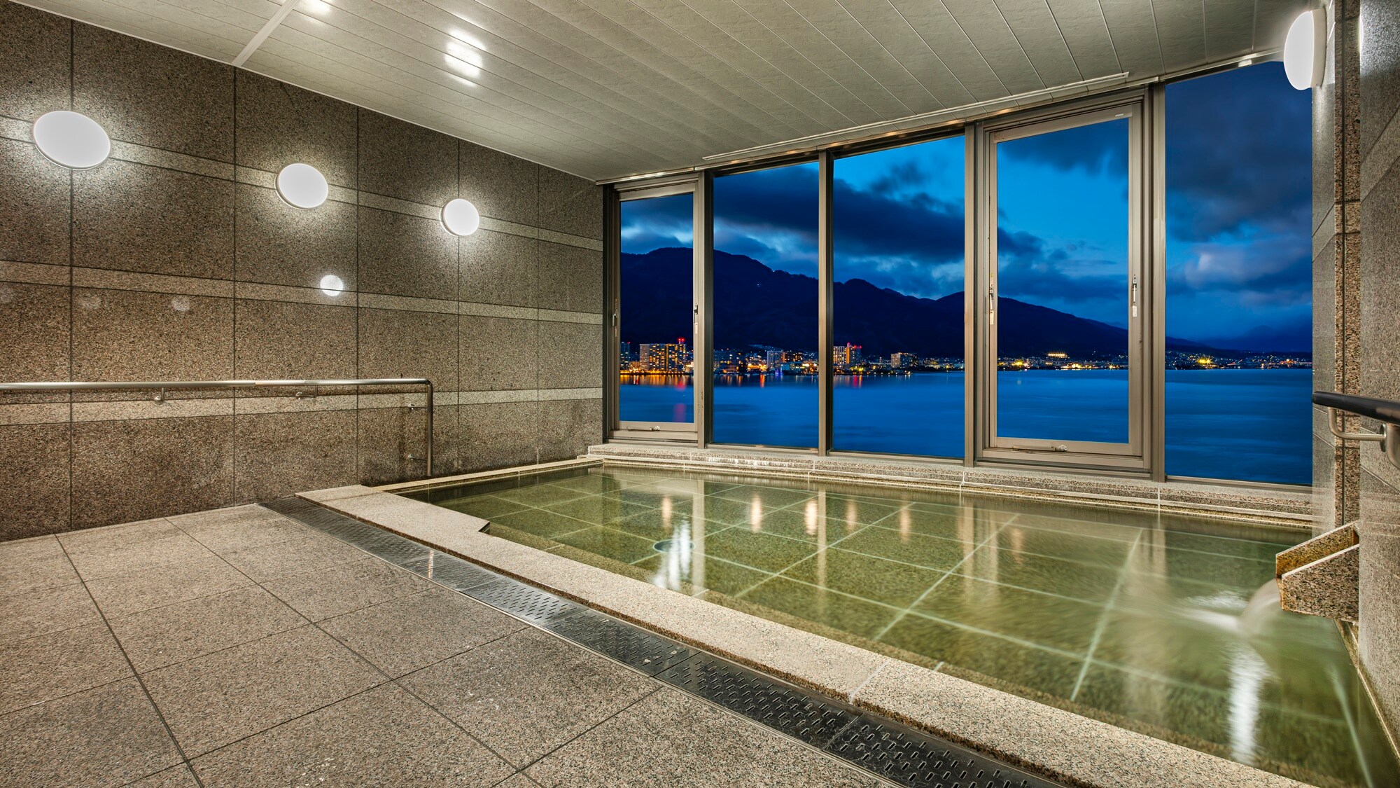 "Observation Bath" You can relax in the bath while watching the sunset over Lake Biwa and the night view of Otsu.