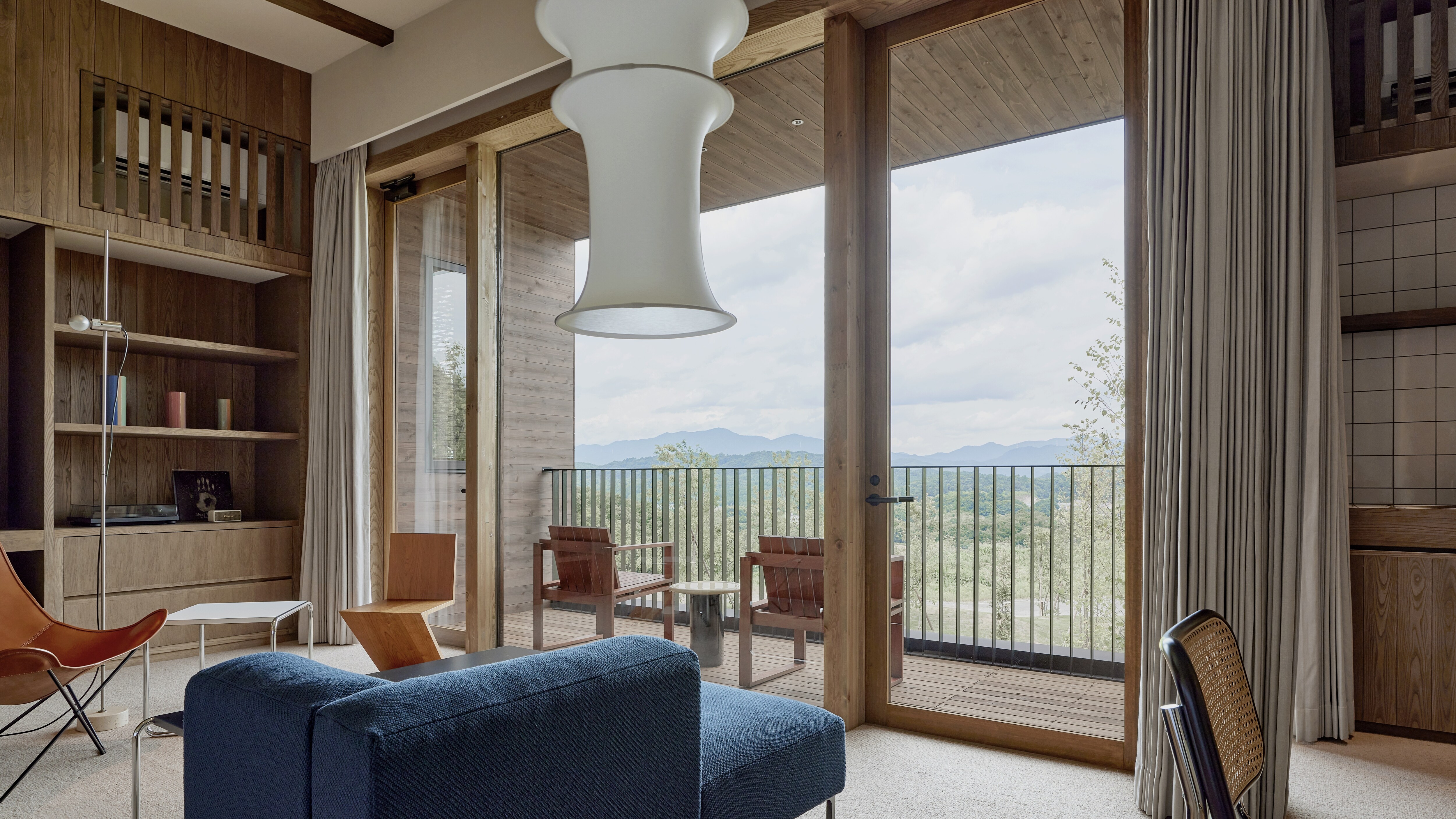 [203] A guest room equipped with furniture with a striking modern design.