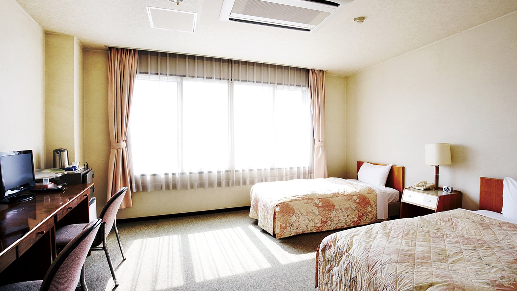 * Twin rooms] All Western rooms are suitable for Lake Biwa