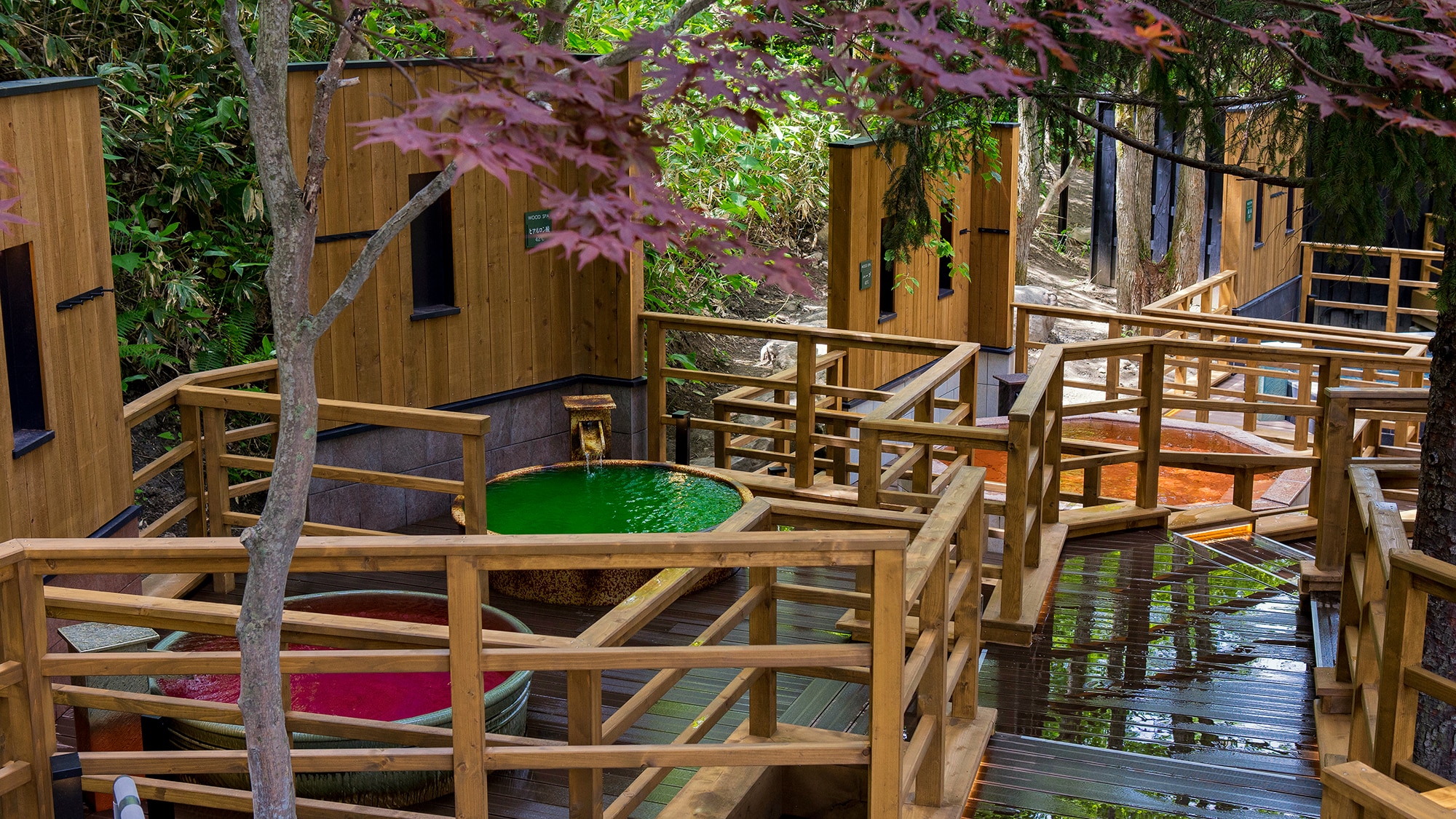 [Forest Walk Hot Spring WOOD SPA] A scented hot spring with a colorful appearance such as wine and hyaluronic acid.
