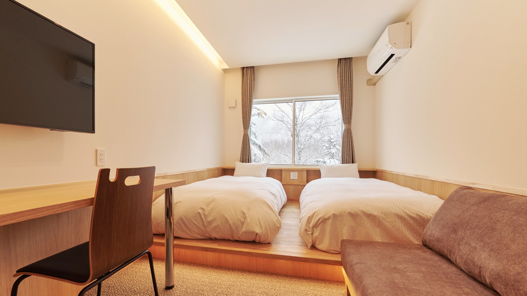 *[Renovated Twin Room in Annex (West side with Garden View)] A renovated twin room with a modern atmosphere.