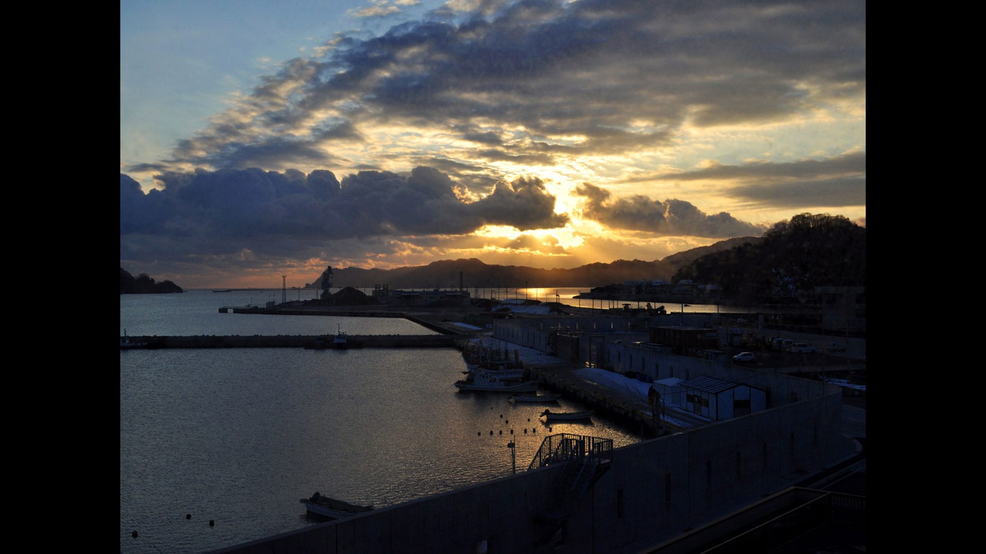 [Japanese-style room 12 tatami mats] Enjoy the contrast between Kamaishi Bay and the beautiful sunrise.