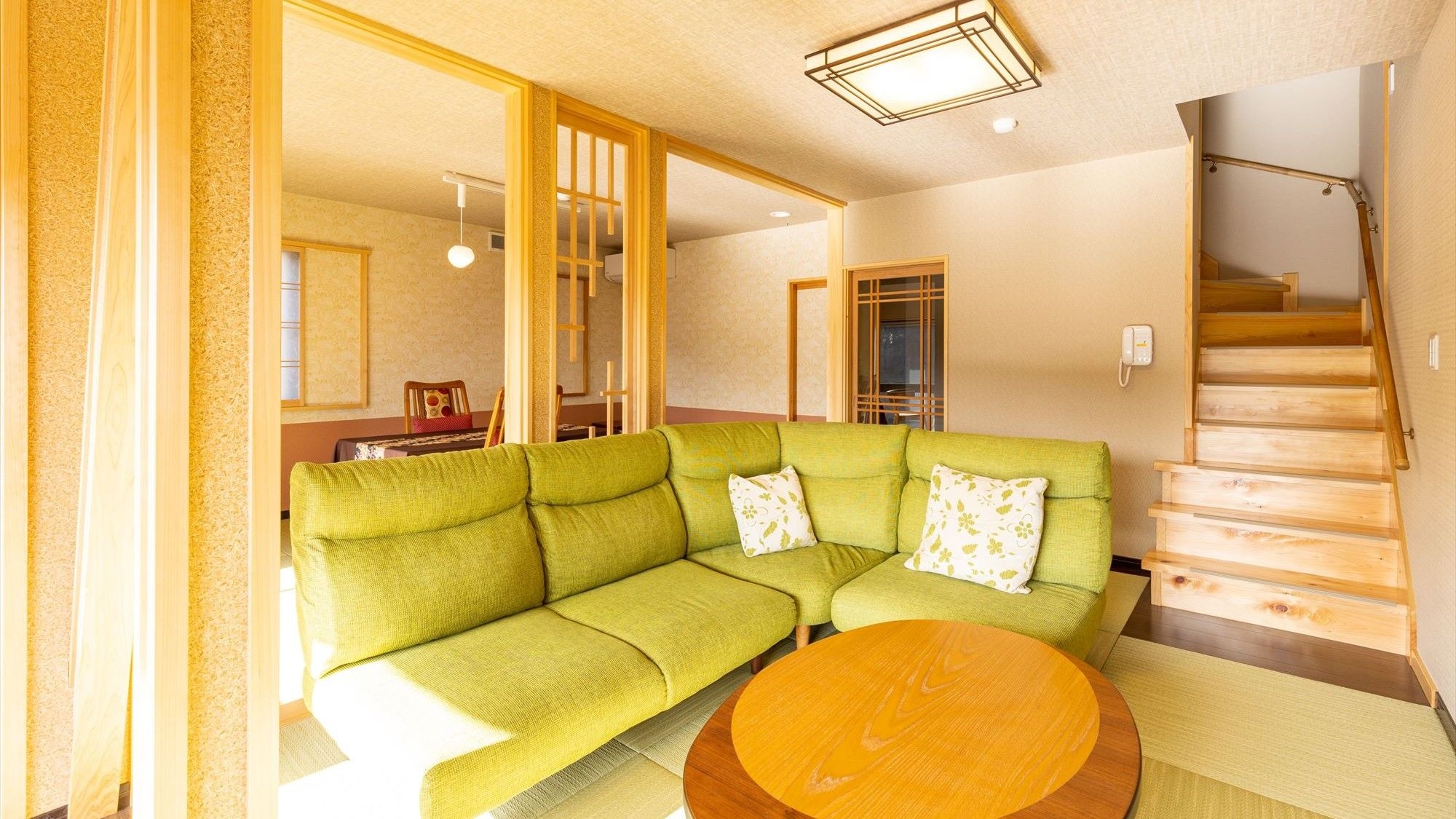 [Kawazuzakura 1st floor] A spacious living and dining room with 20 tatami mats. The sunroom is also comfortable.