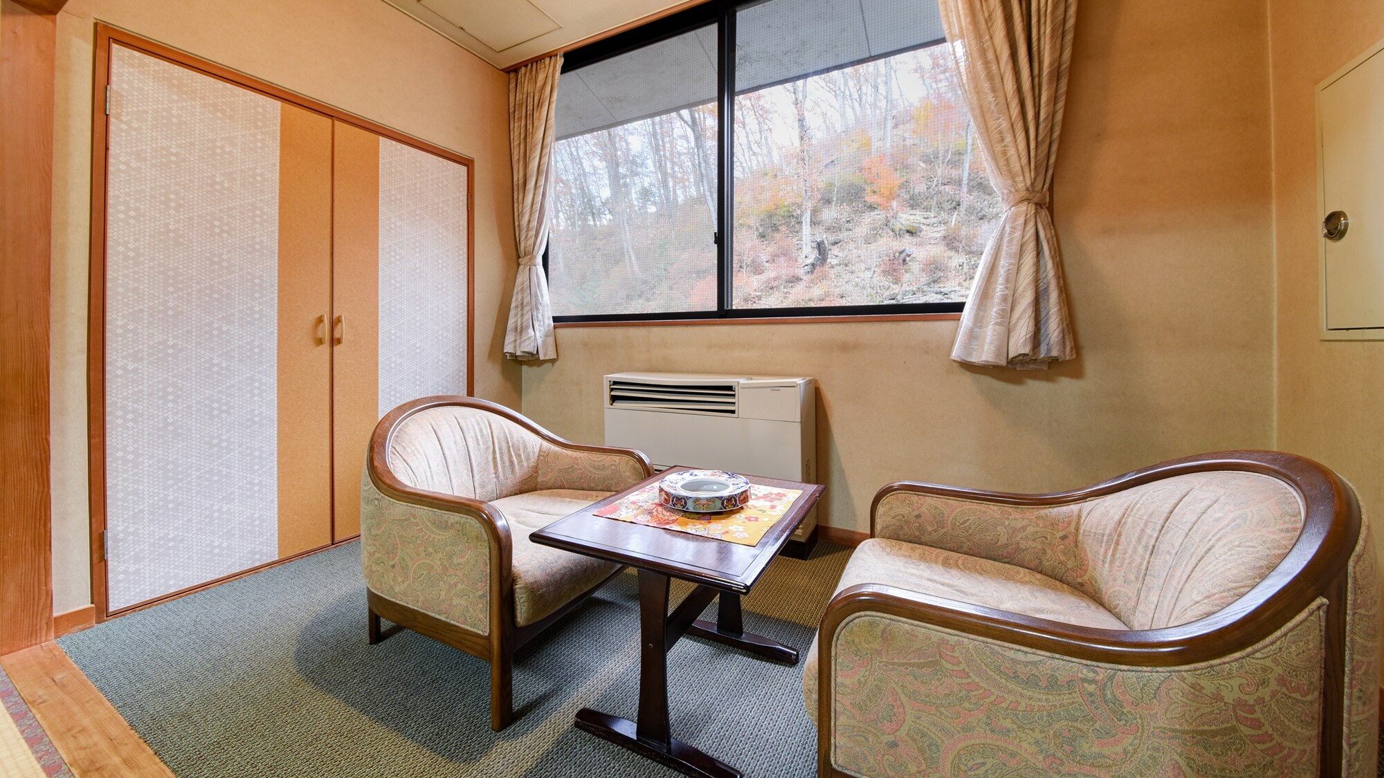 *[Example of a guest room] From the rooms facing the mountain slope, you can enjoy the scenery of the four seasons.