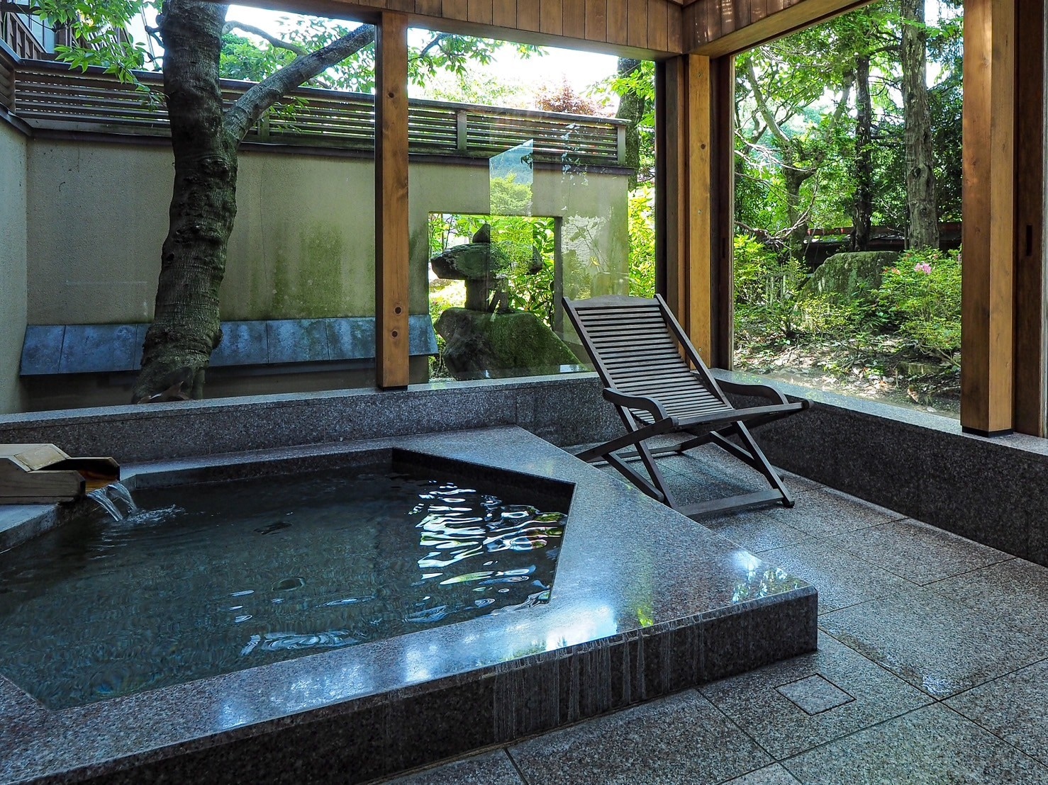 Juraku semi-open-air bath