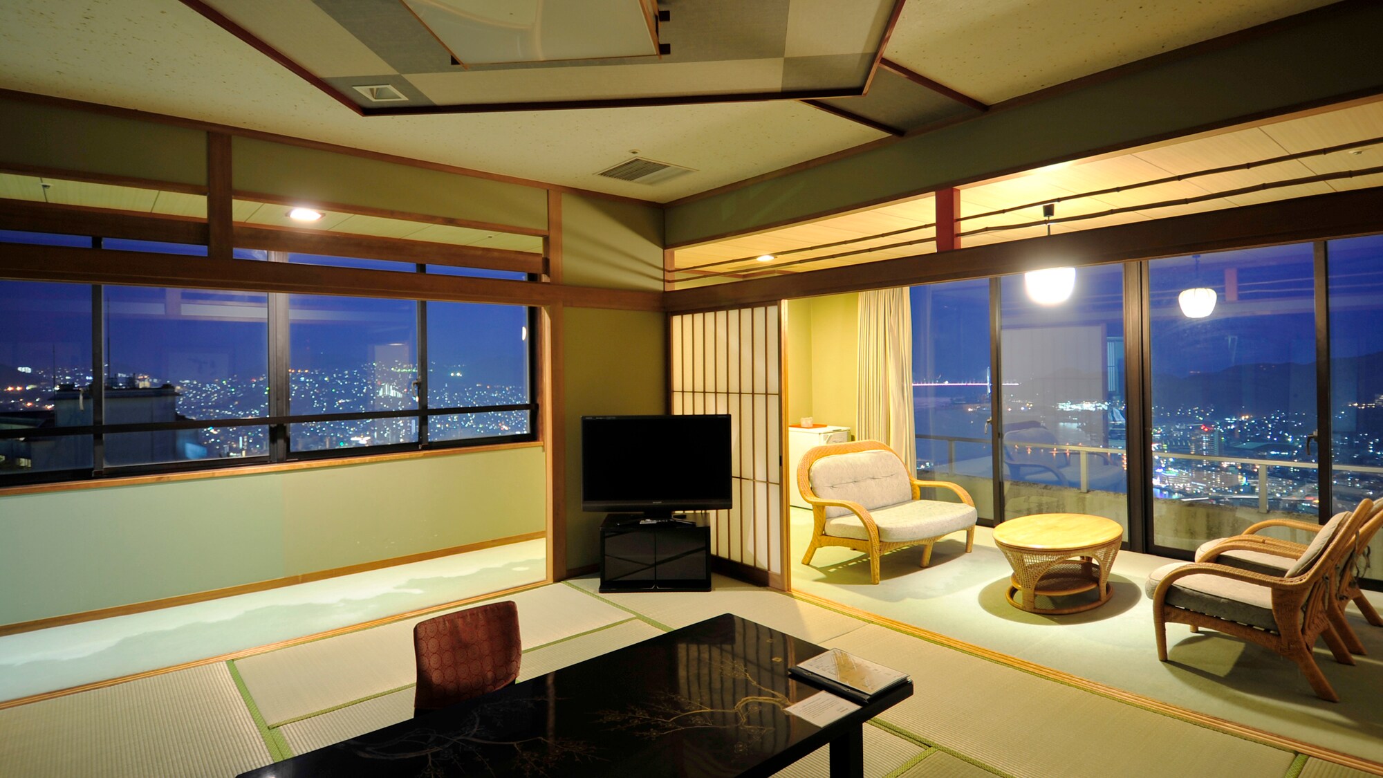 ● Corner room special room of 12.5 tatami mats + 6 tatami mats. You can see the night view from two windows.