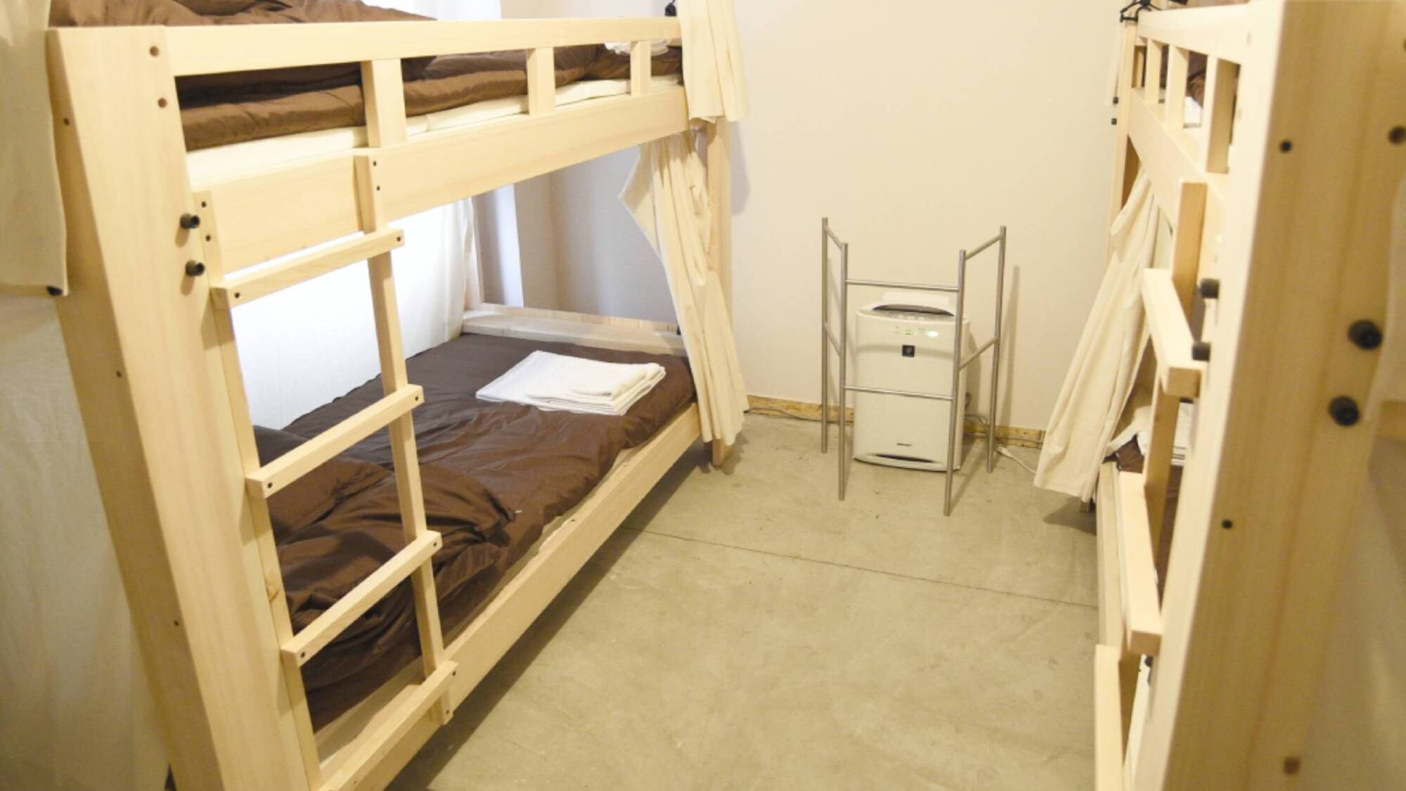 ・ [Example of mixed dormitory for men and women] Up to 4 people can stay in one room with 2 bunk beds.