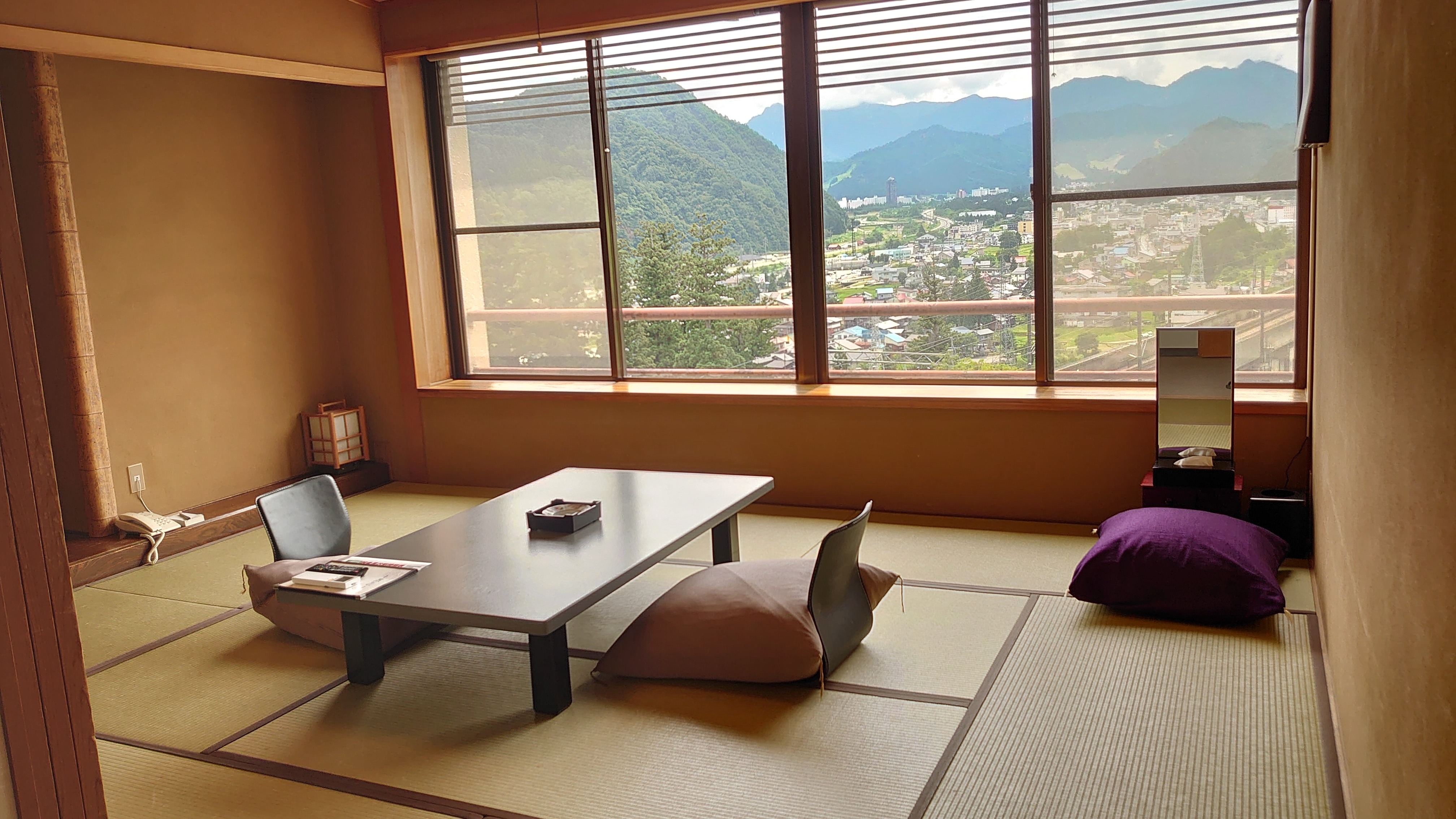 4th floor: Yunosakakan Japanese-Western room "Miyuki" Japanese-style room 10 tatami mats + twin bedroom (with toilet)