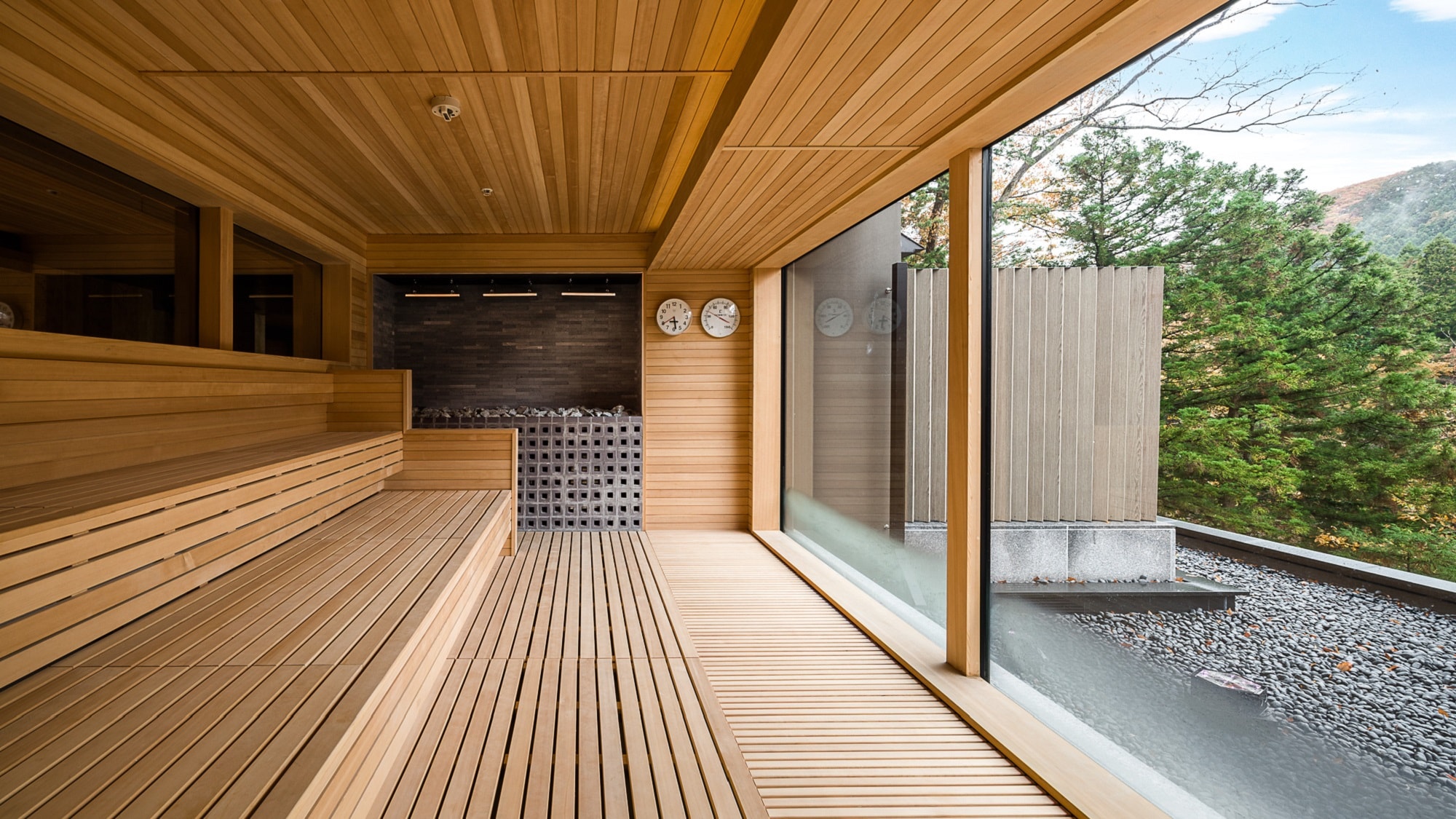 [Dry sauna] You can enjoy the view outside from the sauna room. It is alternated with the healing sauna in the morning and evening.