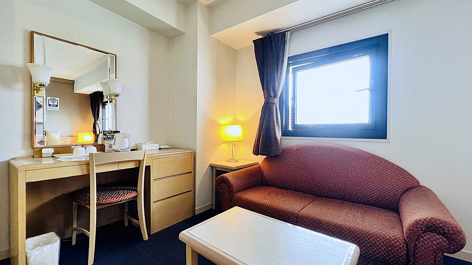 [Kamar Tamu: Kamar Ganda Superior untuk Merokok - Area Meja & Sofa]