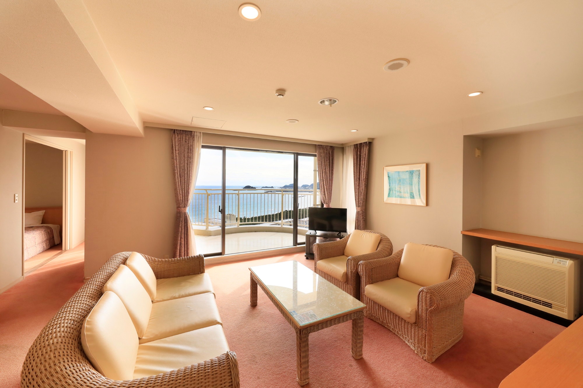 All rooms have ocean views! A spacious 80m2 Western-style room for 4 people. *Example