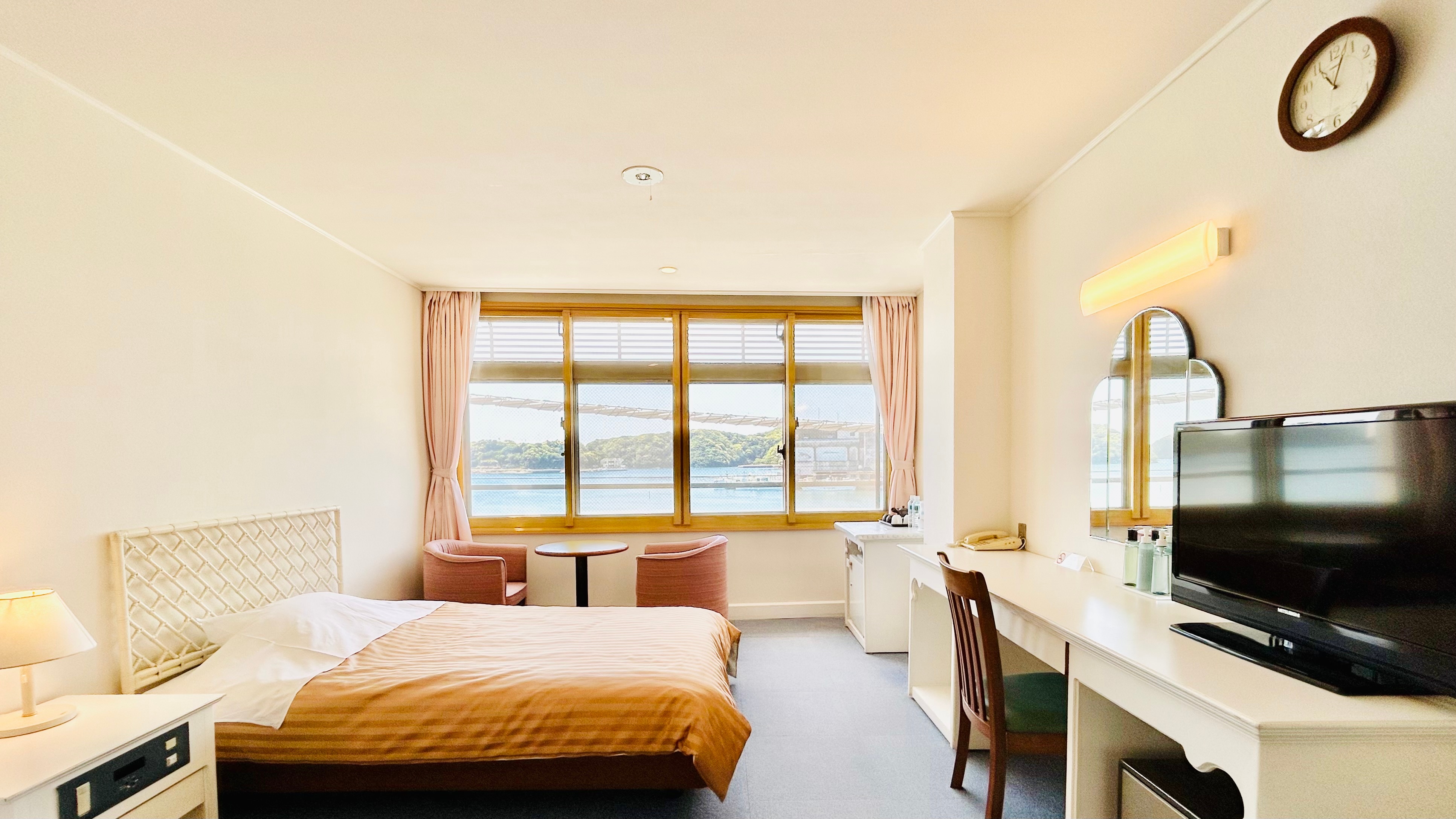 [Non-smoking] Western-style room/Ocean side *Unit bath.