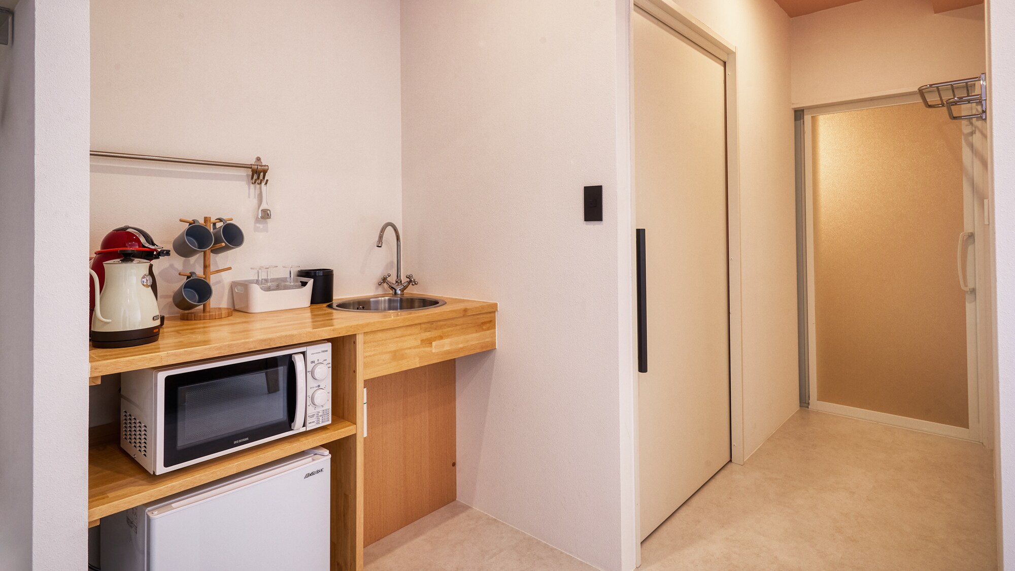 미니 주방을 완비. 전자레인지, 전기 주전자, 냉장고도 있습니다.