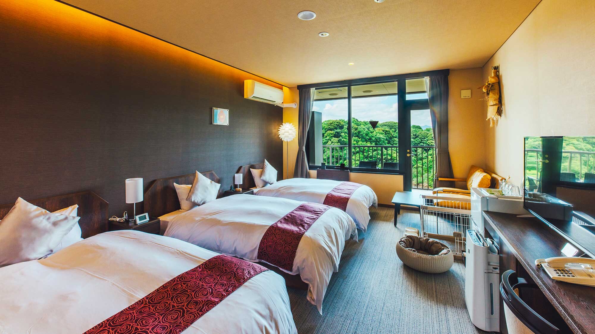 [Triple] A room that can comfortably accommodate 3 adults and a pet.