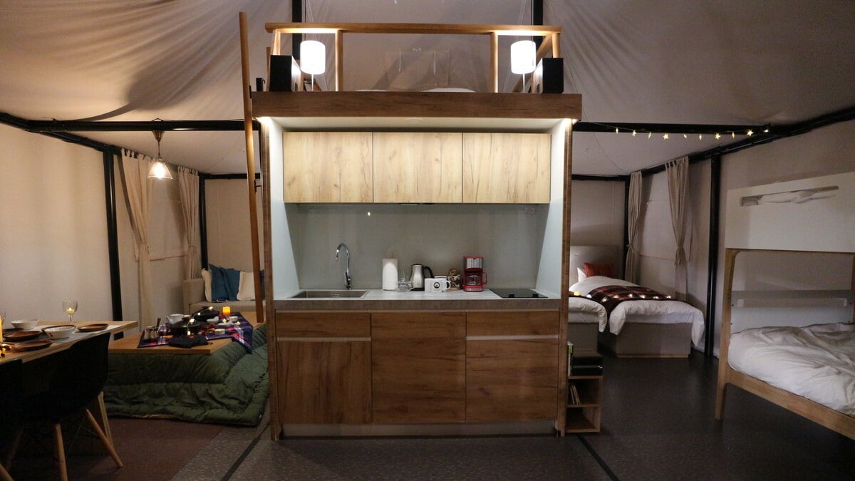 [Sole] Up to 8 people can use this room.