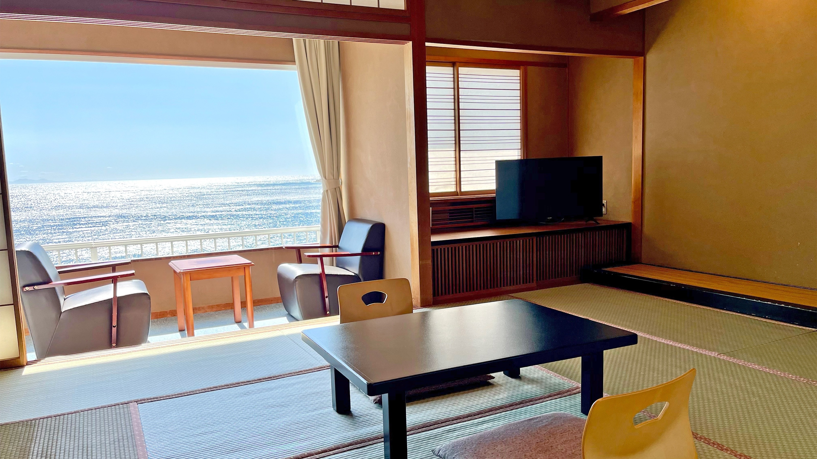 Japanese-style room (12 tatami mats)