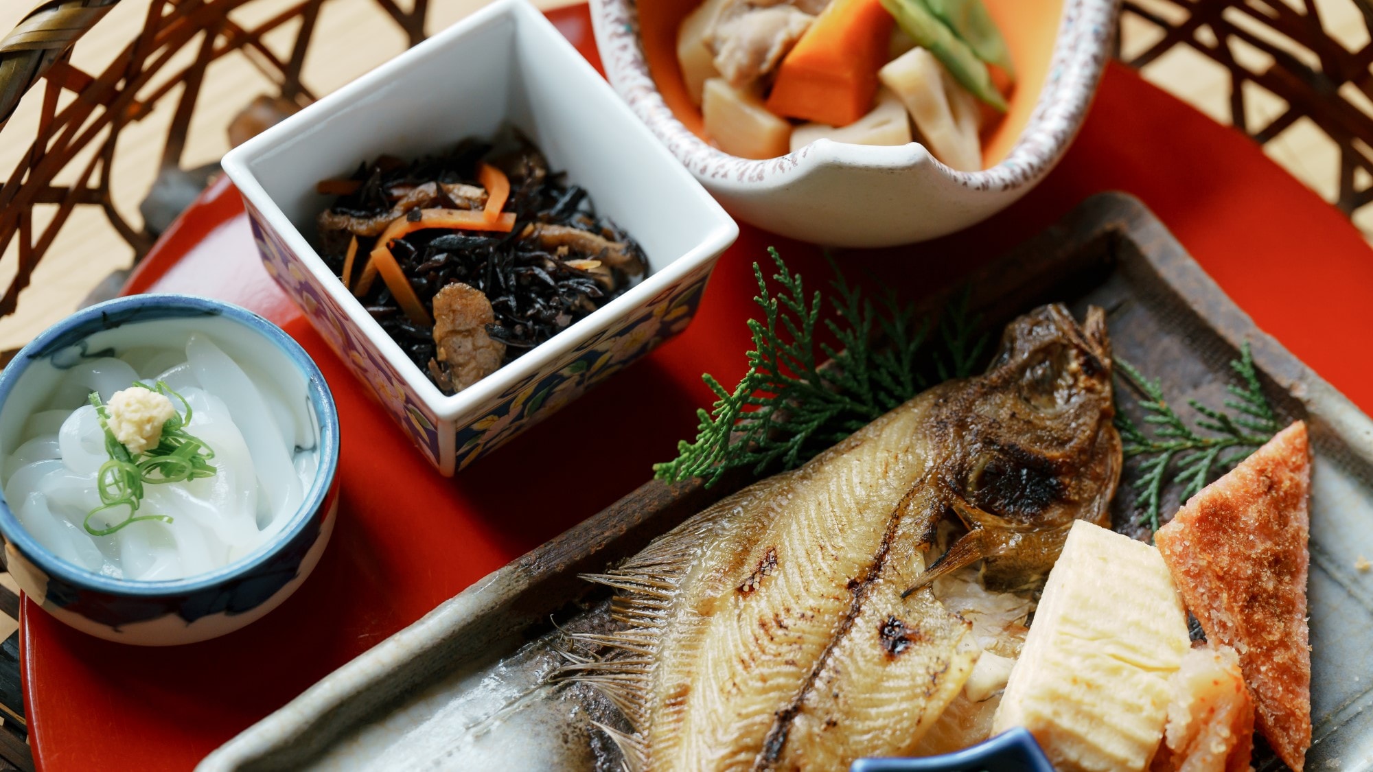 [Sarapan] Keranjang berisi bahan-bahan seimbang, termasuk ikan panggang