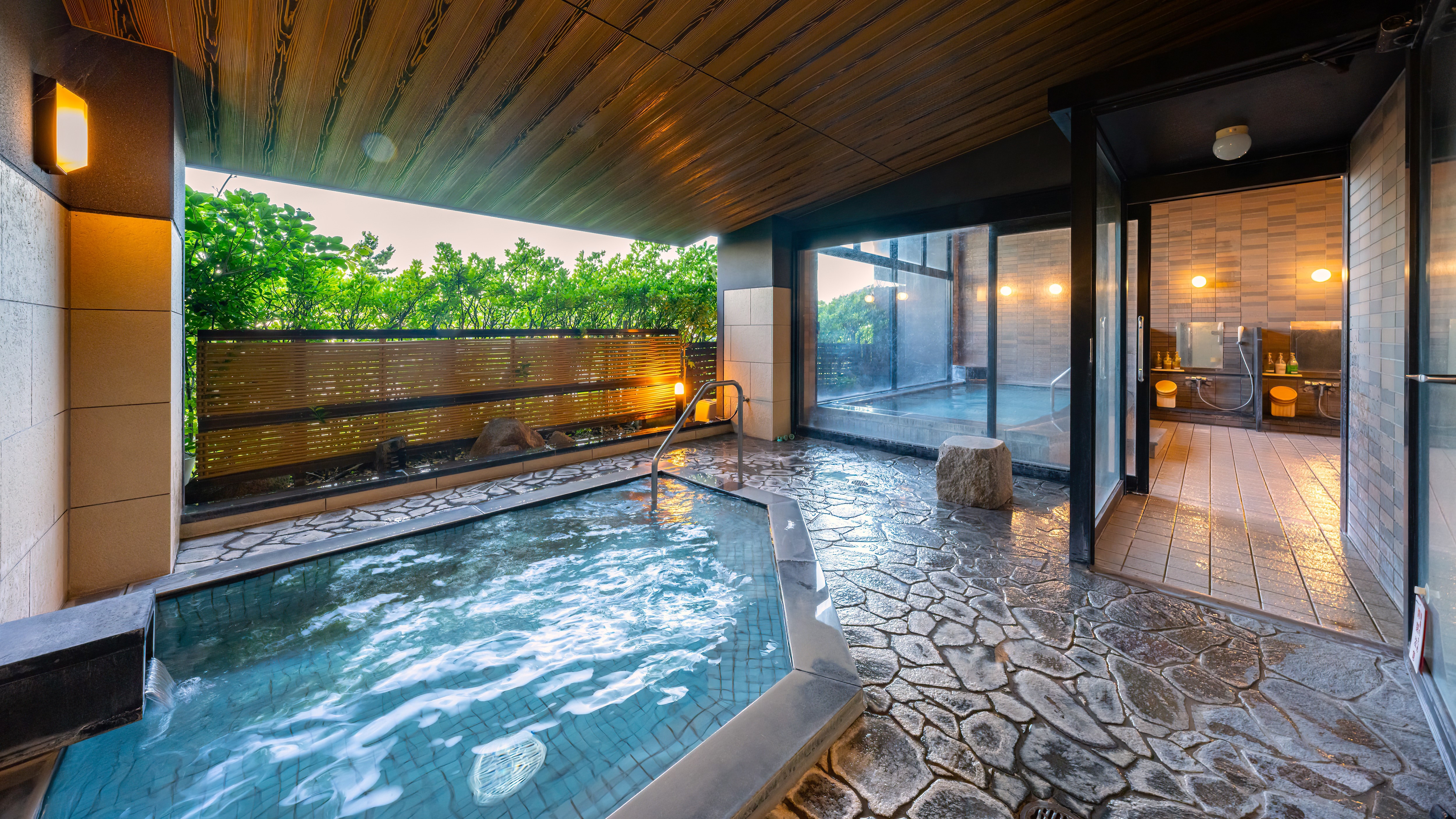 [Large public bath/men's bath] A large public bath with an indoor bath and an open-air bath! Enjoy the smooth, pleasant water that's good for your skin! / Example