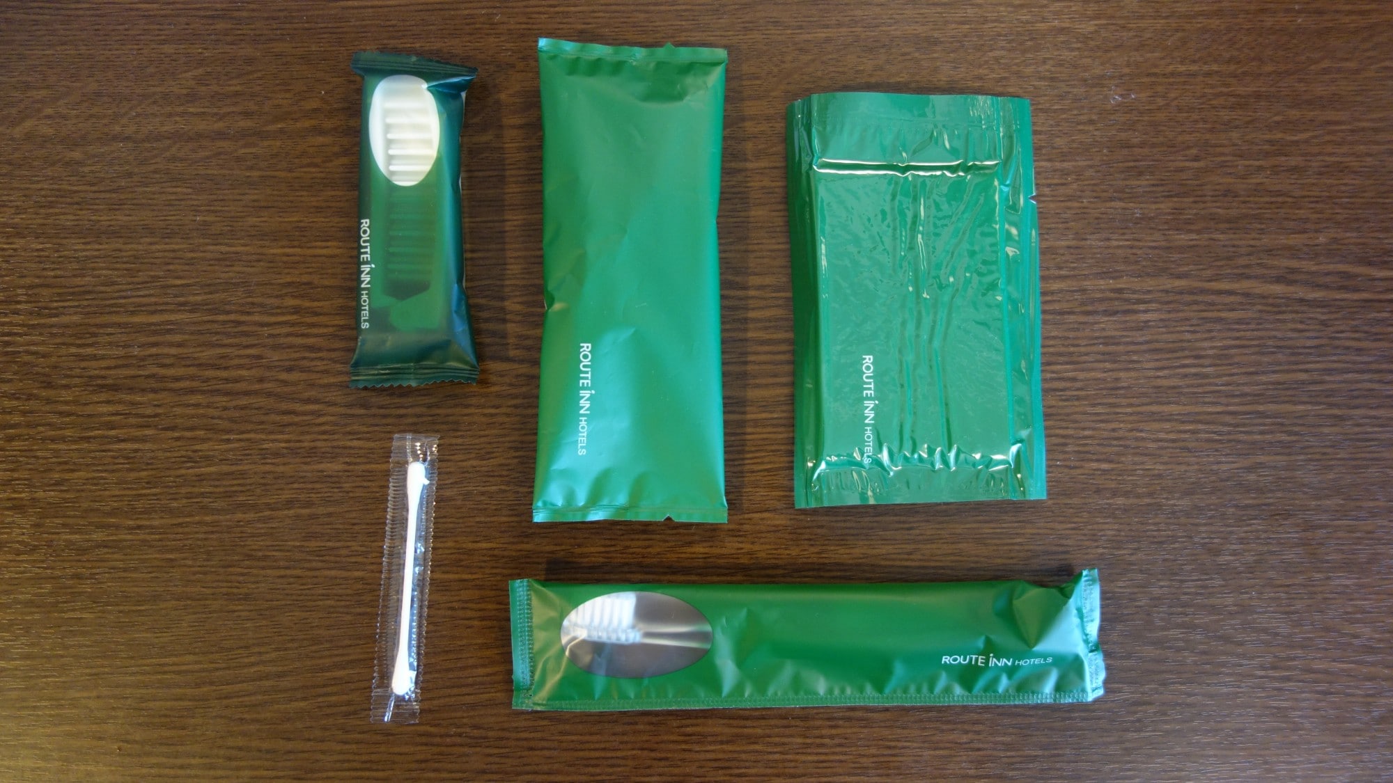 Standard room amenities (toothbrush, leather, brush, body sponge, cotton swab)