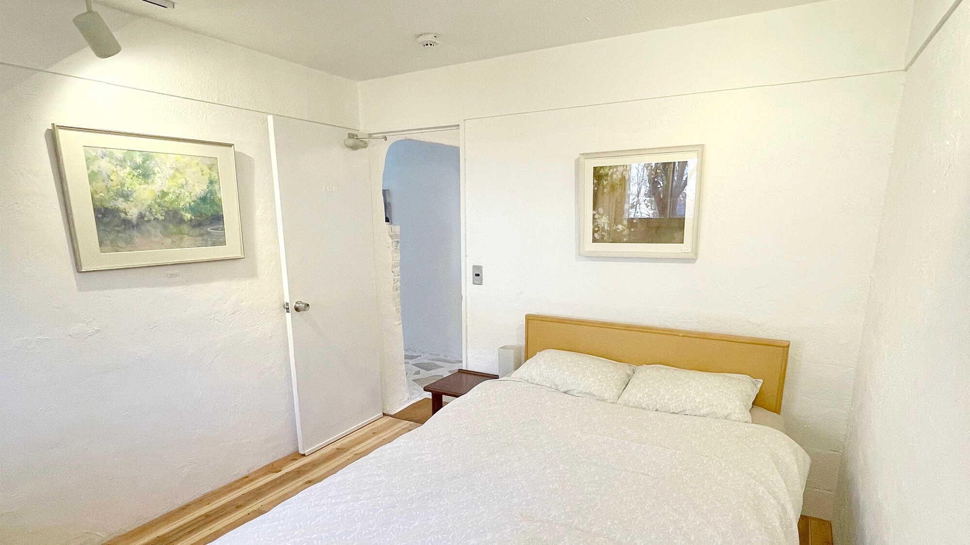 ・ [Example of guest room] Gallery-style semi-double room