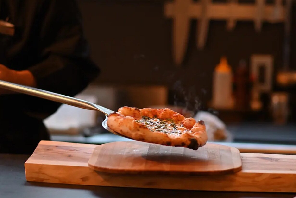 Pizza yang dimasak dengan oven kayu (di Toji Bar yang terletak di seberang penginapan)