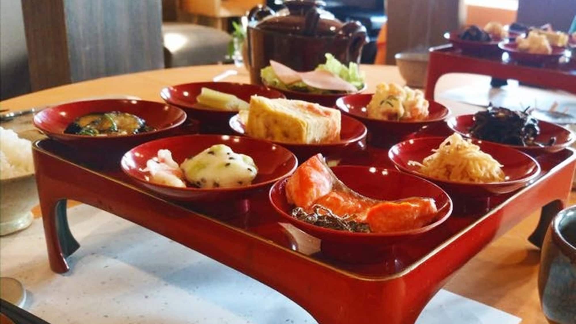 *[Breakfast example] A visually appealing Japanese set meal served on a vermilion-lacquered tray