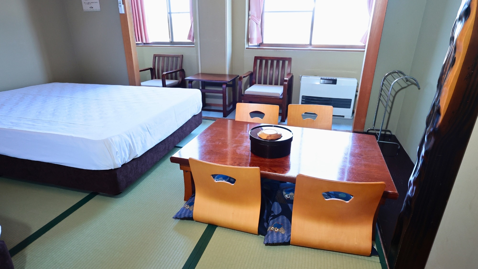 ・Japanese-style guest room with table