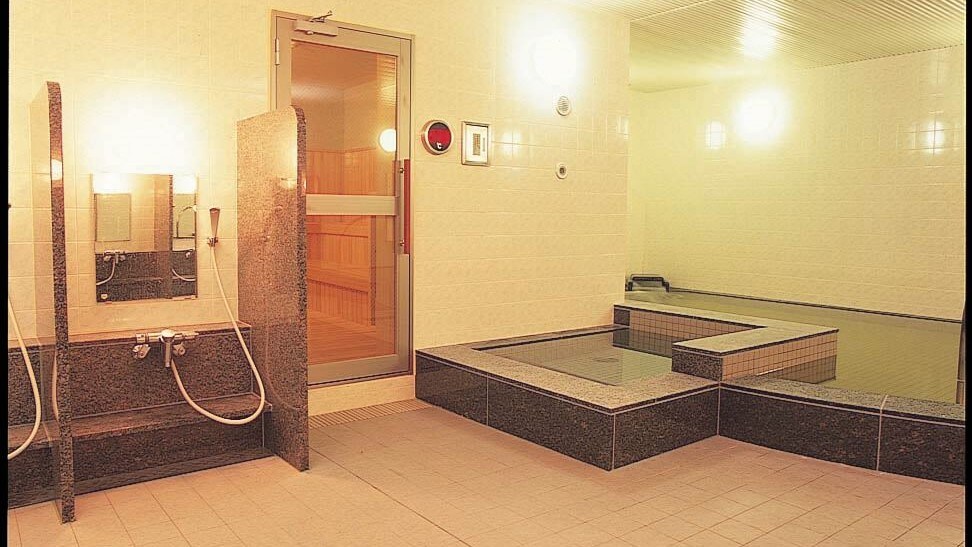 ห้องอาบน้ำในโรงยิม (มีค่าบริการ)