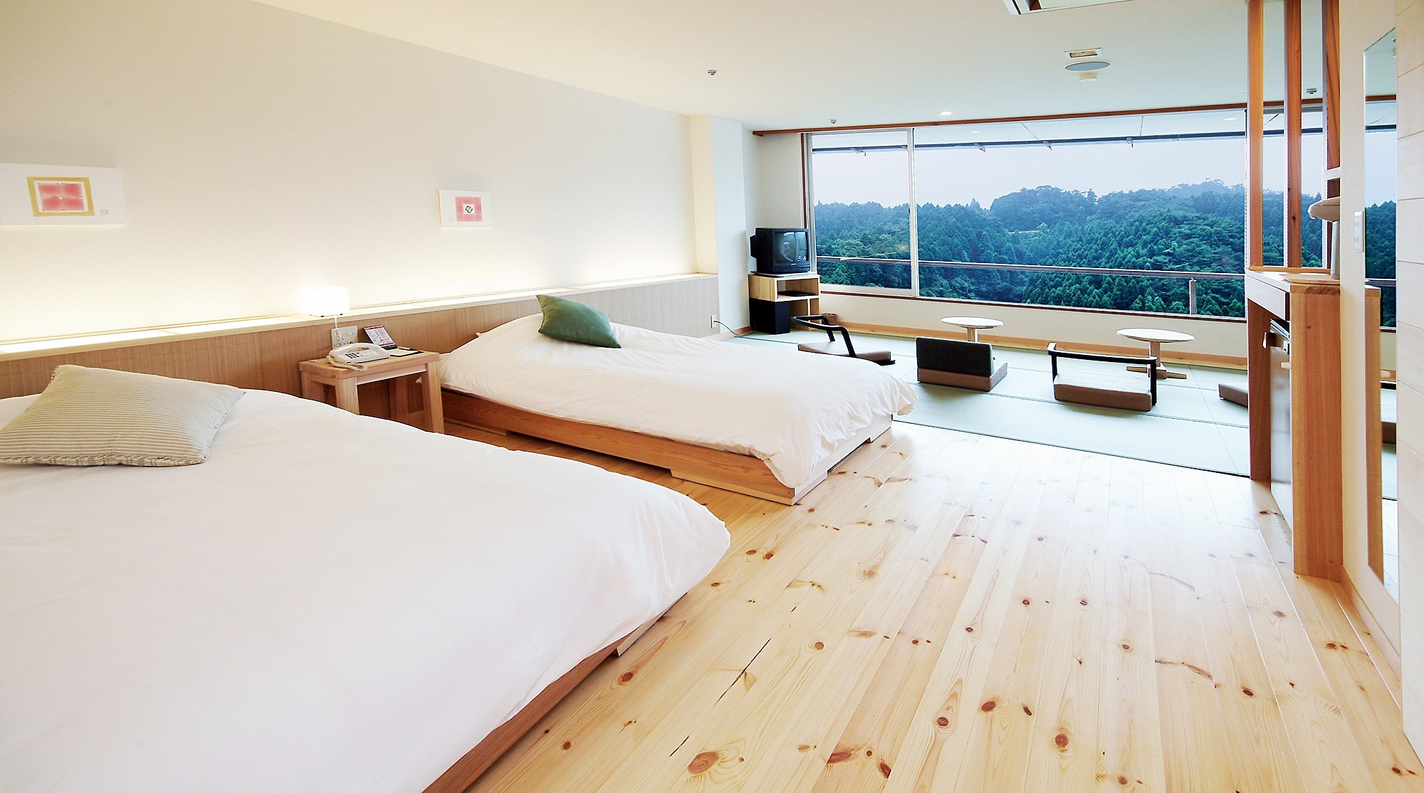 [Mountain side / 3 types of Japanese-Western style rooms with different tastes] Shounkaku - 2 beds + tatami living room. A moment to be healed by the green of the trees.