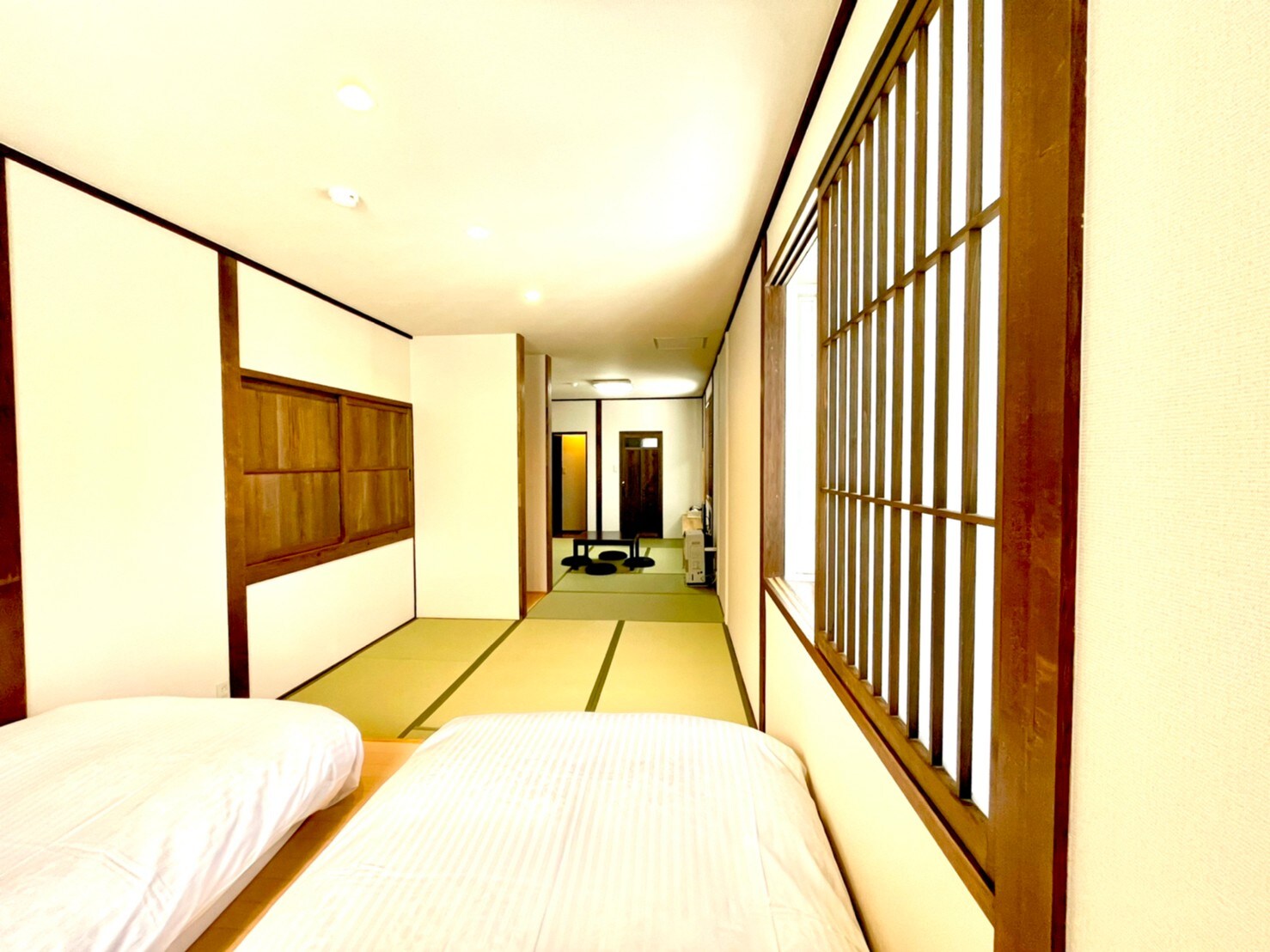 102 Japanese-style room with raised bed and washstand and toilet