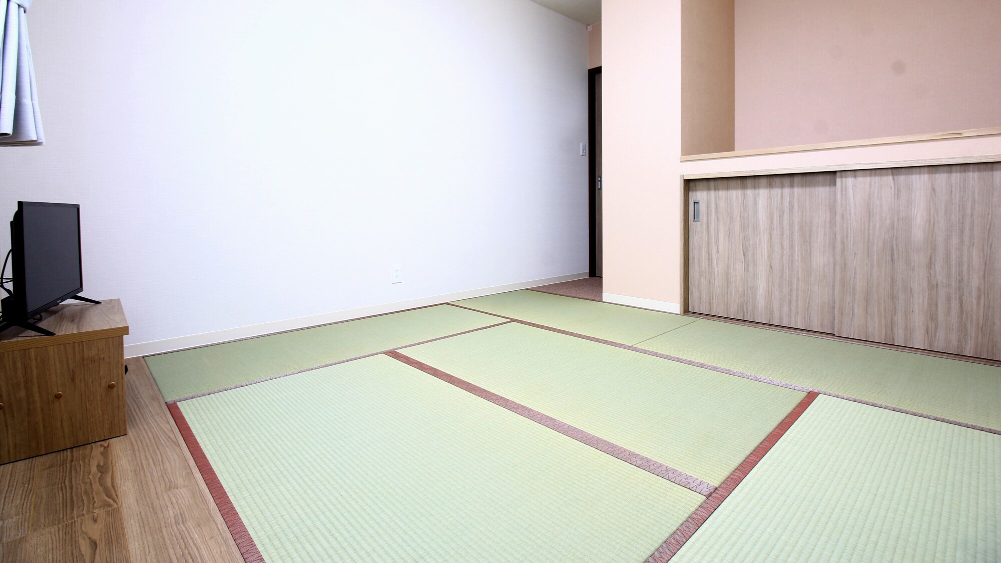 [Annex 6 tatami mats] The space at the back right can be used as a luggage rack.