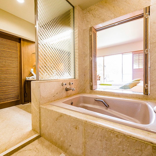 The bath in the guest room has a resort-style window (Ocean Twin / Garden Twin)