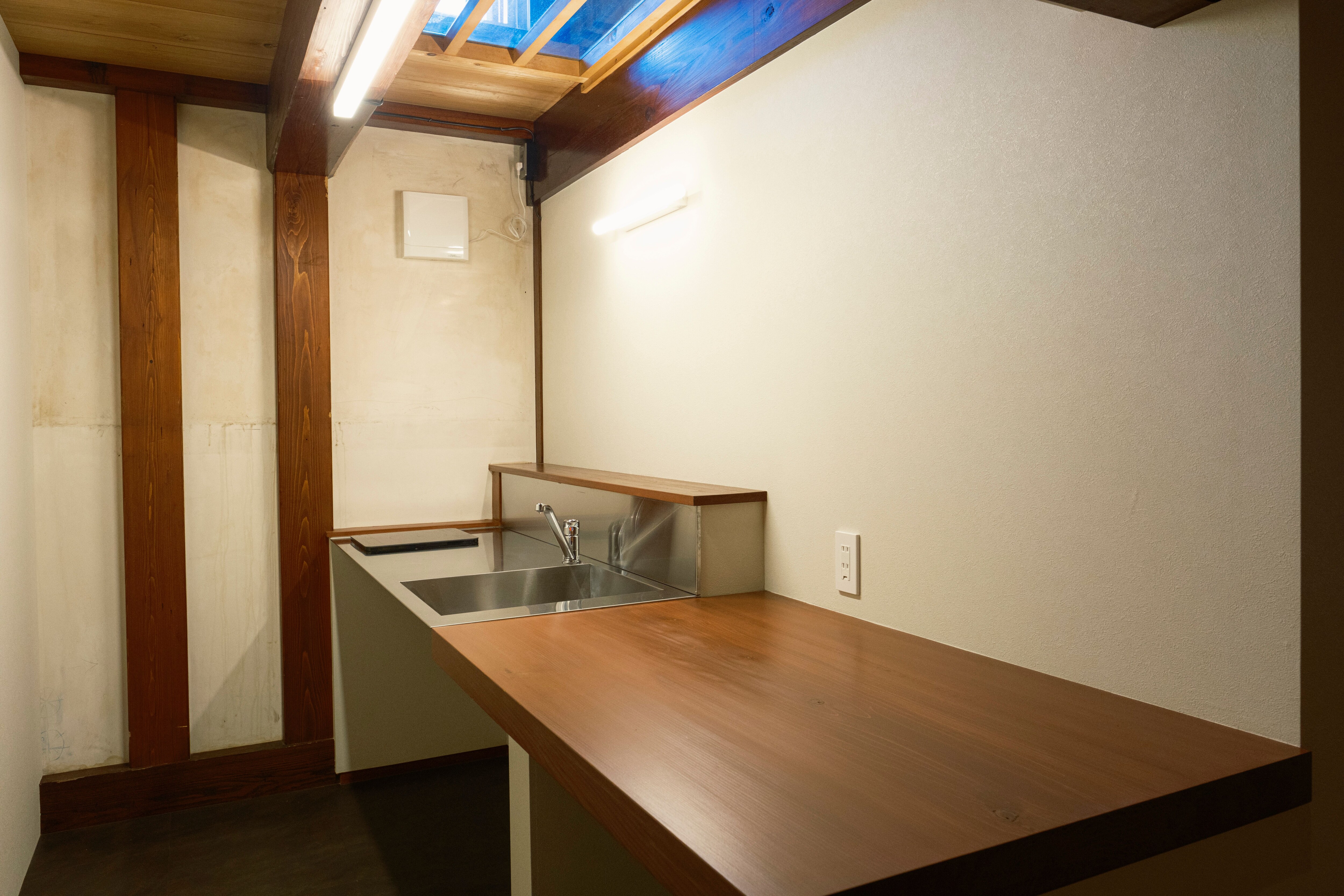 Dapur kecil | Kamar maisonette di lantai pertama dilengkapi dengan dapur mini yang terbuat dari sepotong kayu cedar Akita.