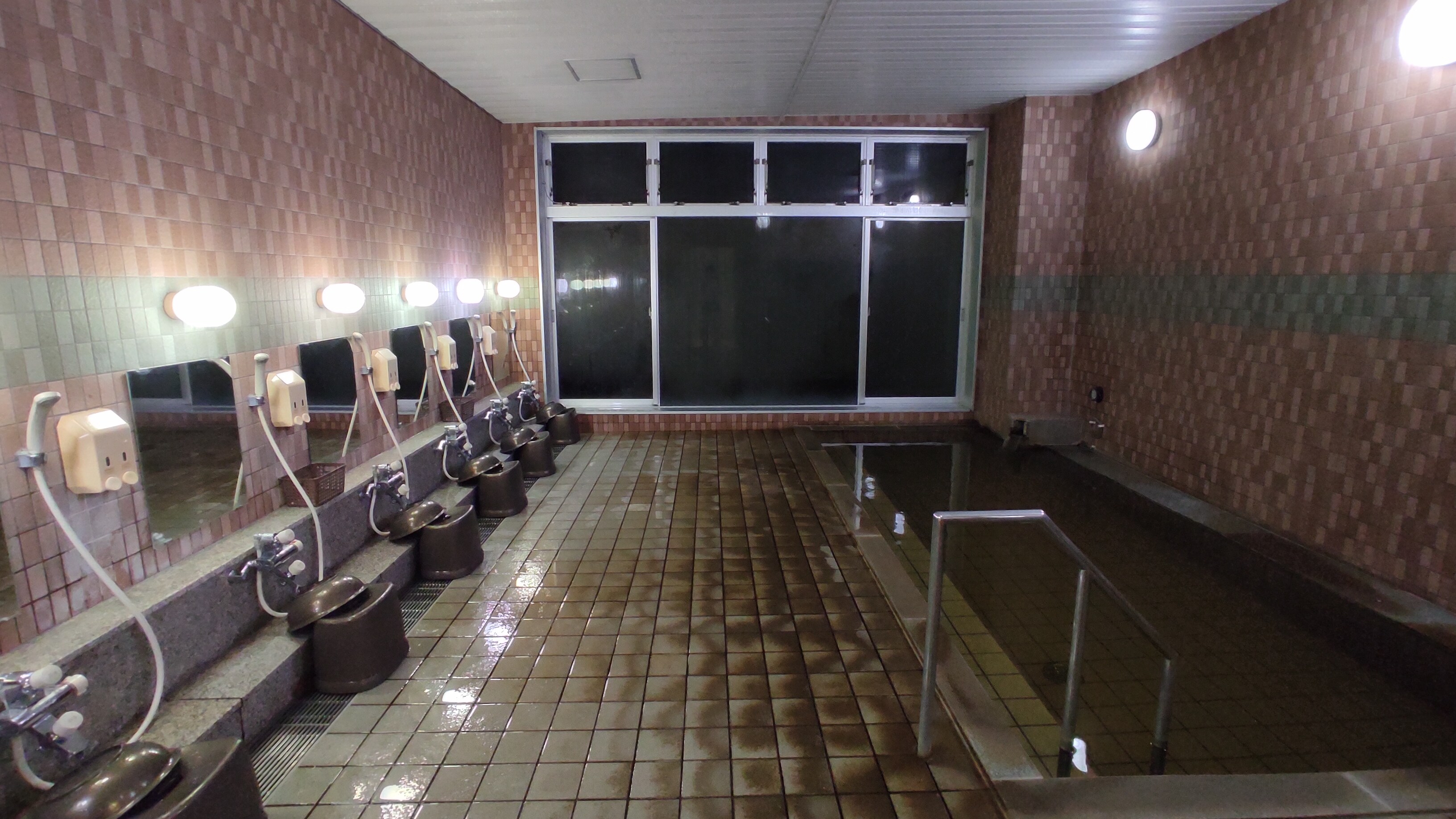 Large public bath (men and women alternate)