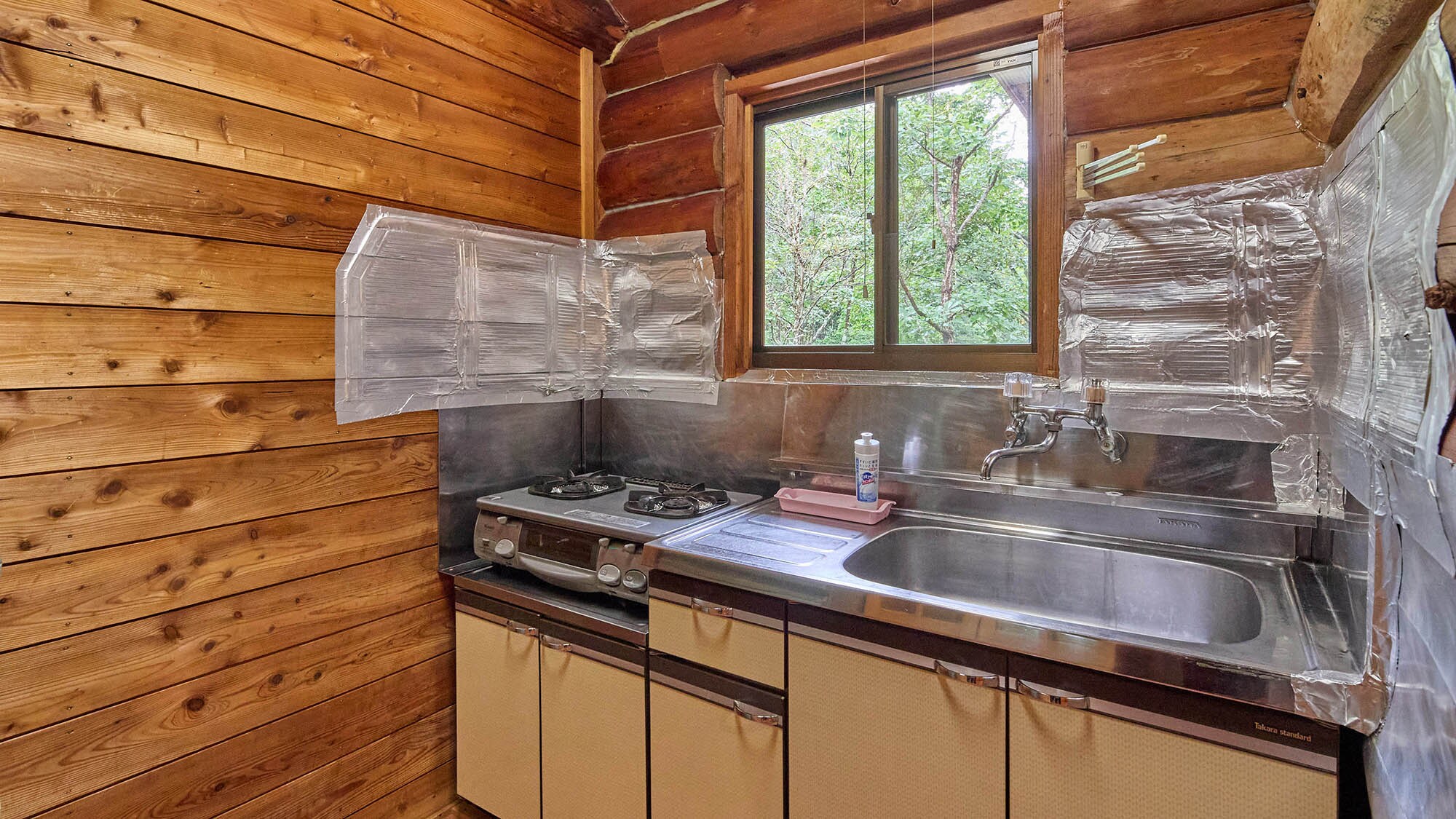 ・[Campanula] The fully-equipped kitchen allows you to cook. Cooking utensils, tableware, refrigerator, rice cooker, and other equipment are also provided.