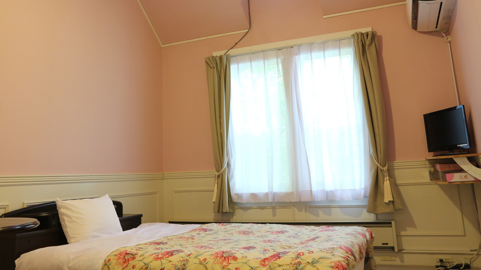 * [Contoh kamar ganda bergaya Barat] Anda dapat mendengar gemerisik pepohonan, kicauan burung, dan musik latar alam lainnya.